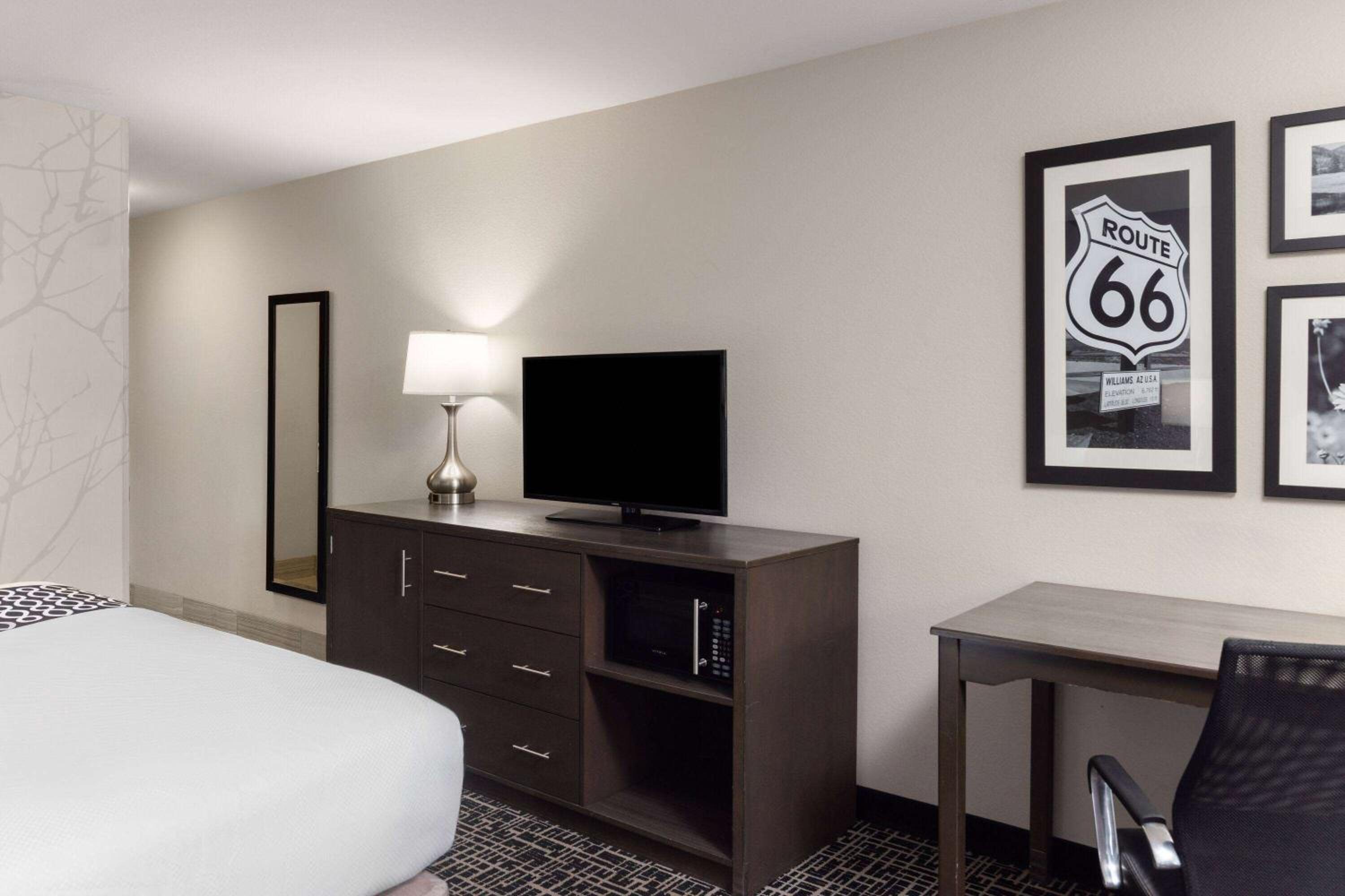 Deluxe King Room - Non-Smoking photo 3