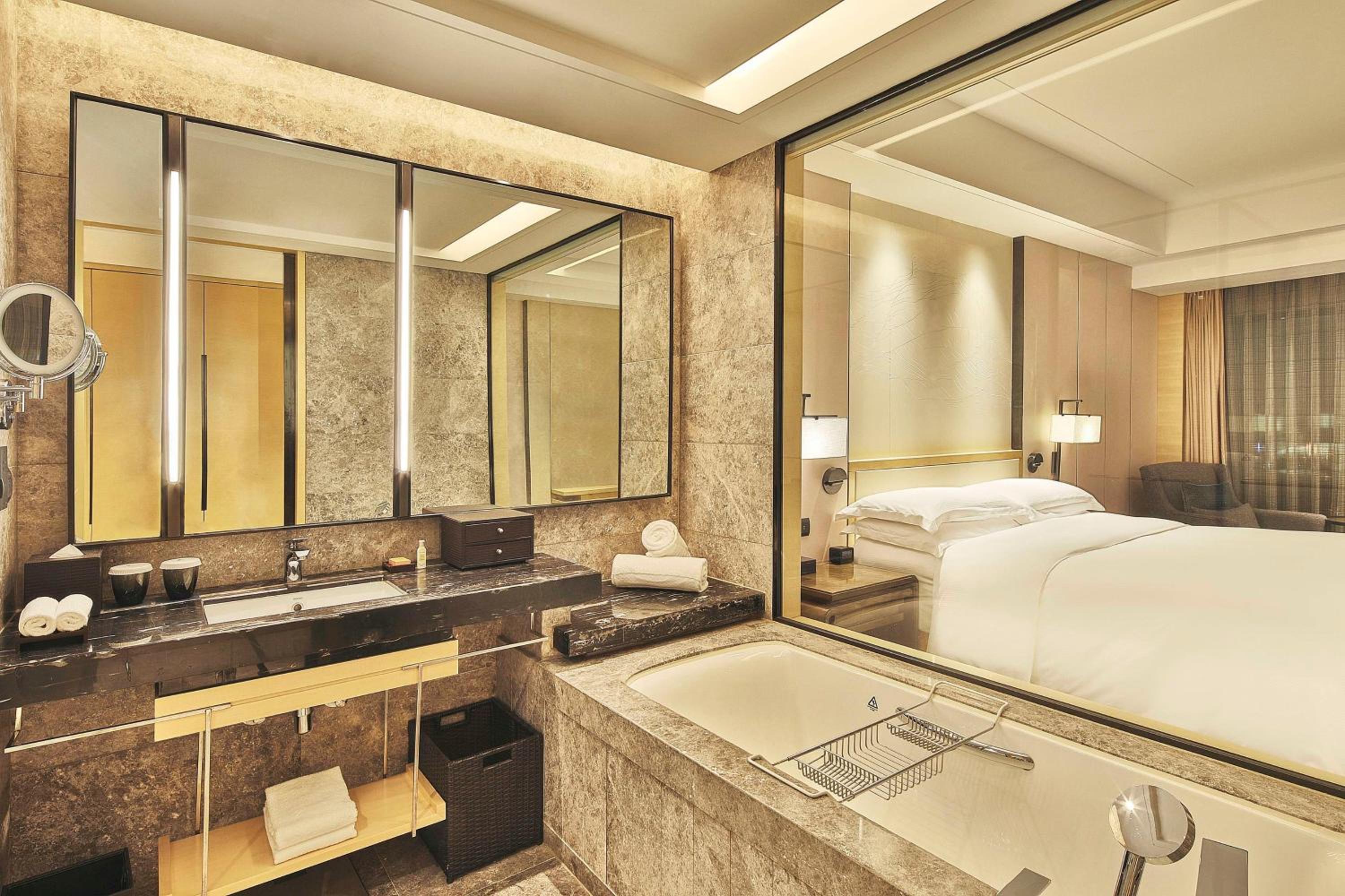 Deluxe King Suite - Lounge Access