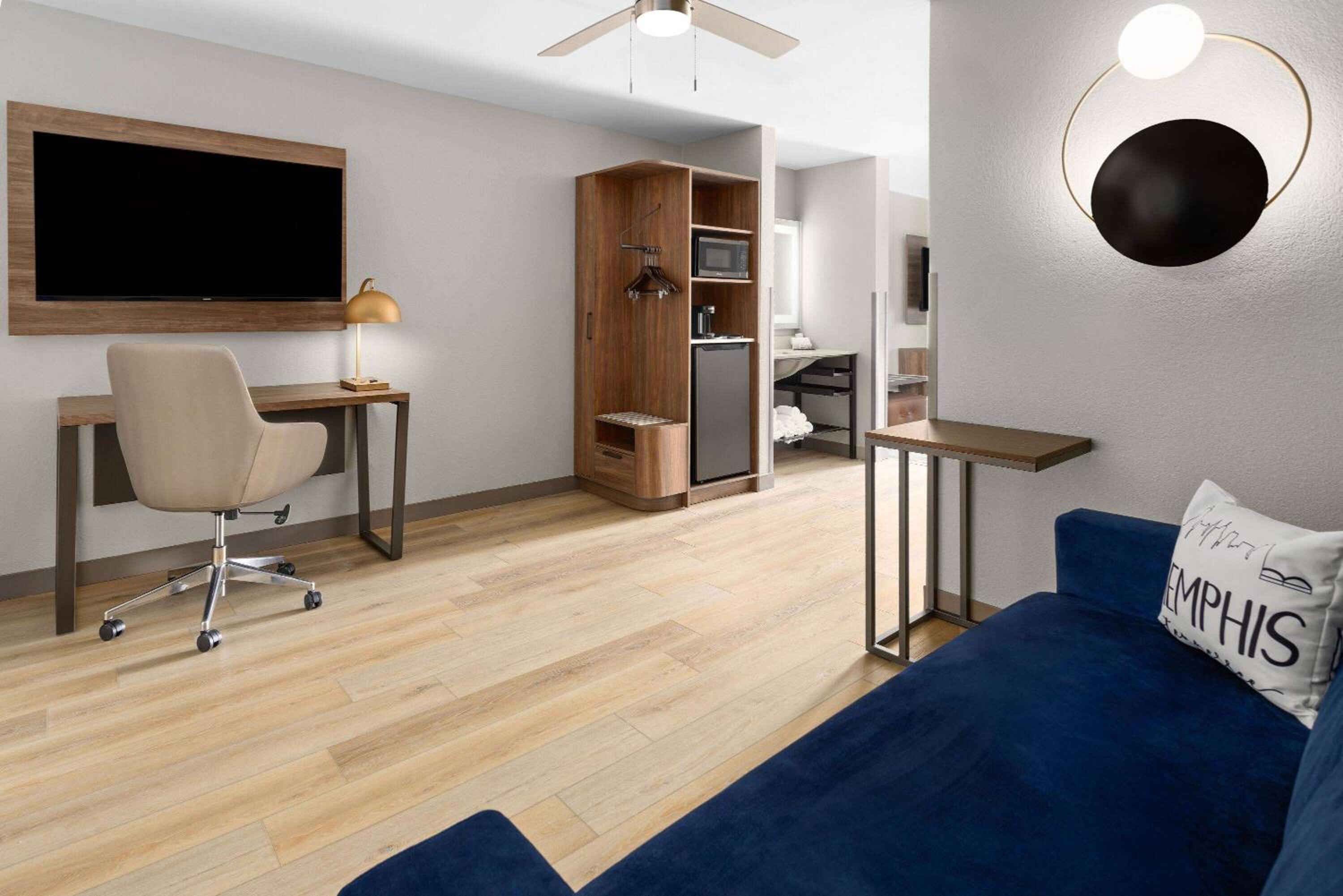 Deluxe King Room with One King Bed and Sofa Bed - Large Living Room and Kitchen - Non-Smoking - Photo 3