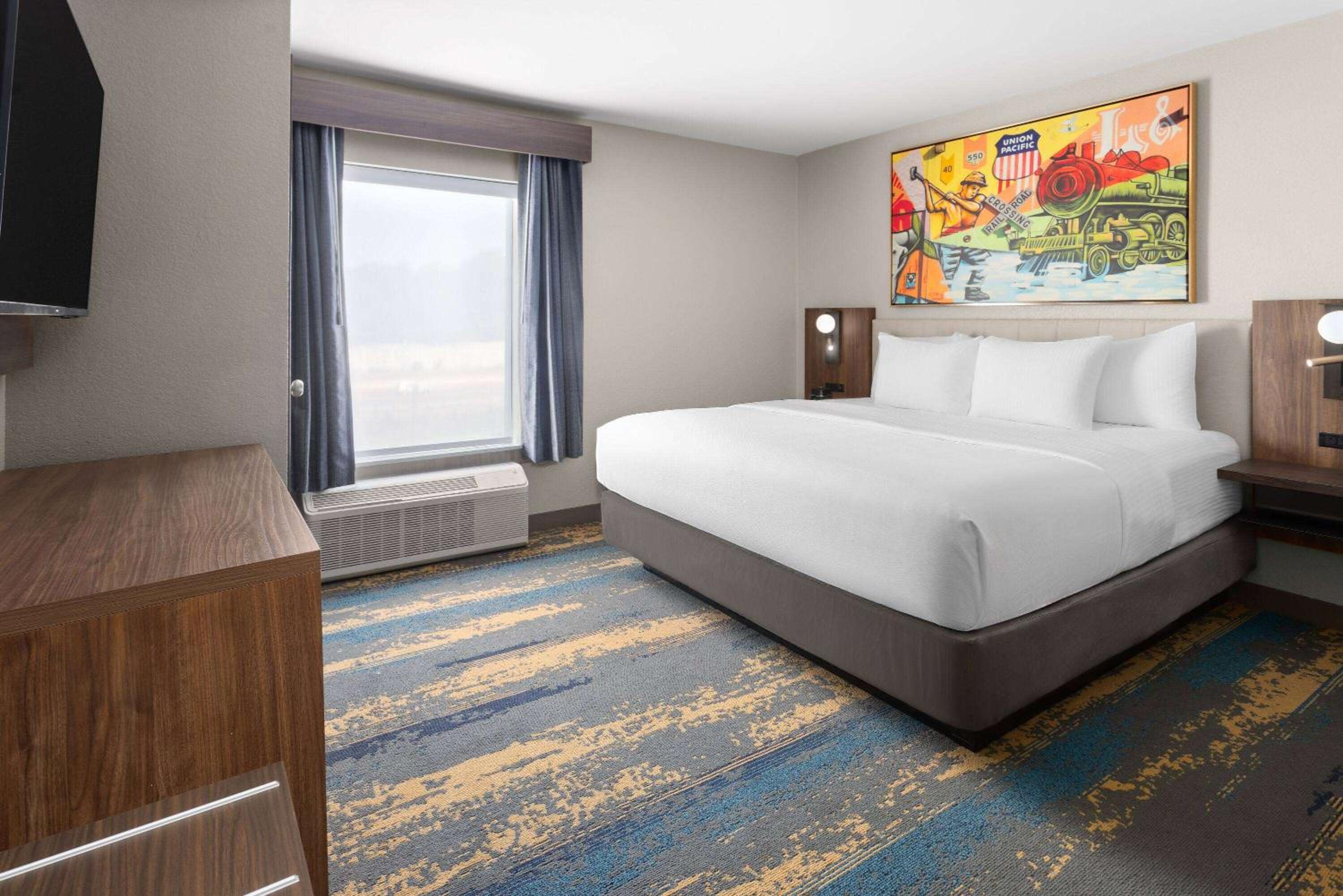 Deluxe King Room with One King Bed and Sofa Bed - Large Living Room and Kitchen - Non-Smoking - Photo 11