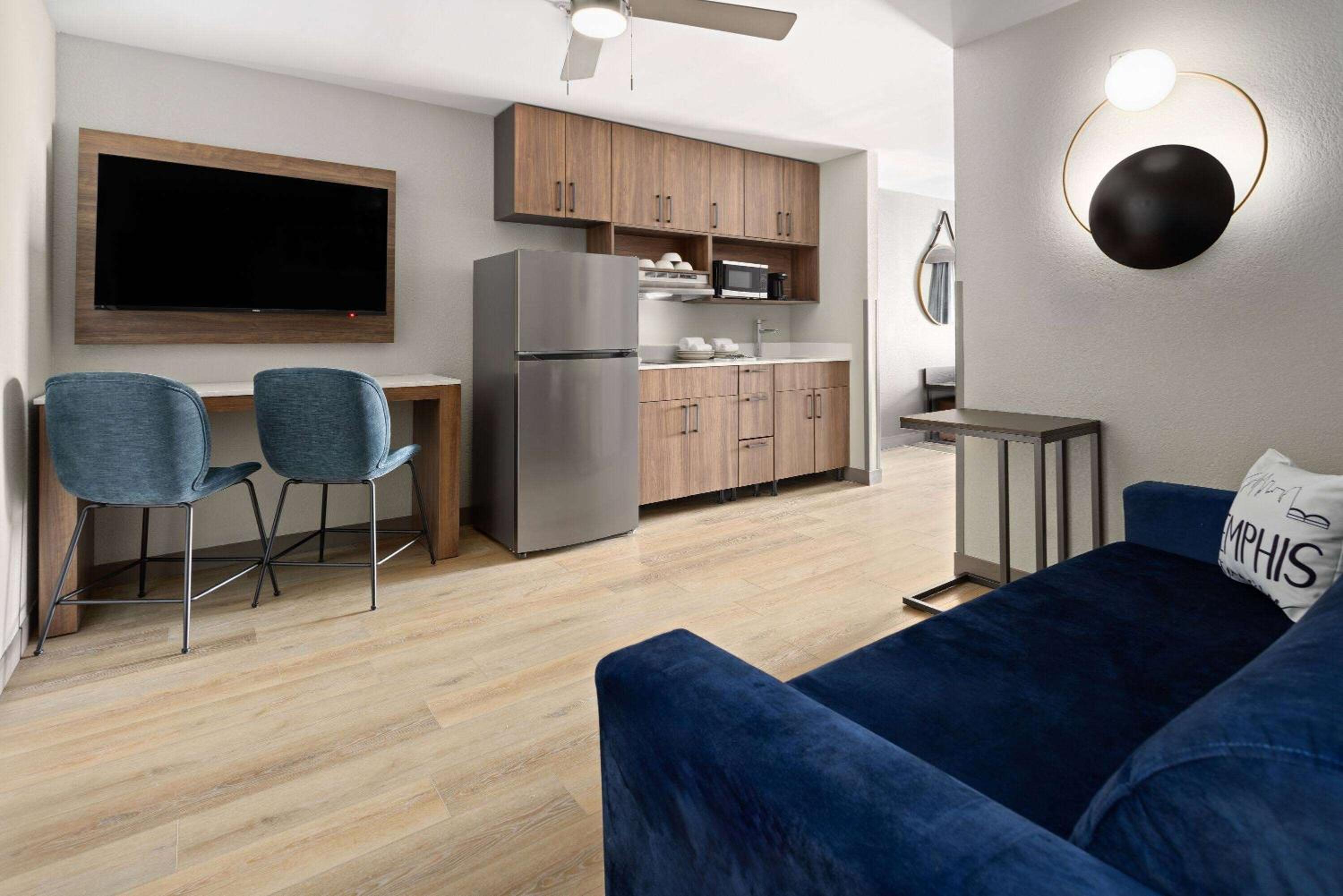 Deluxe King Room with One King Bed and Sofa Bed - Large Living Room and Kitchen - Non-Smoking - Photo 13