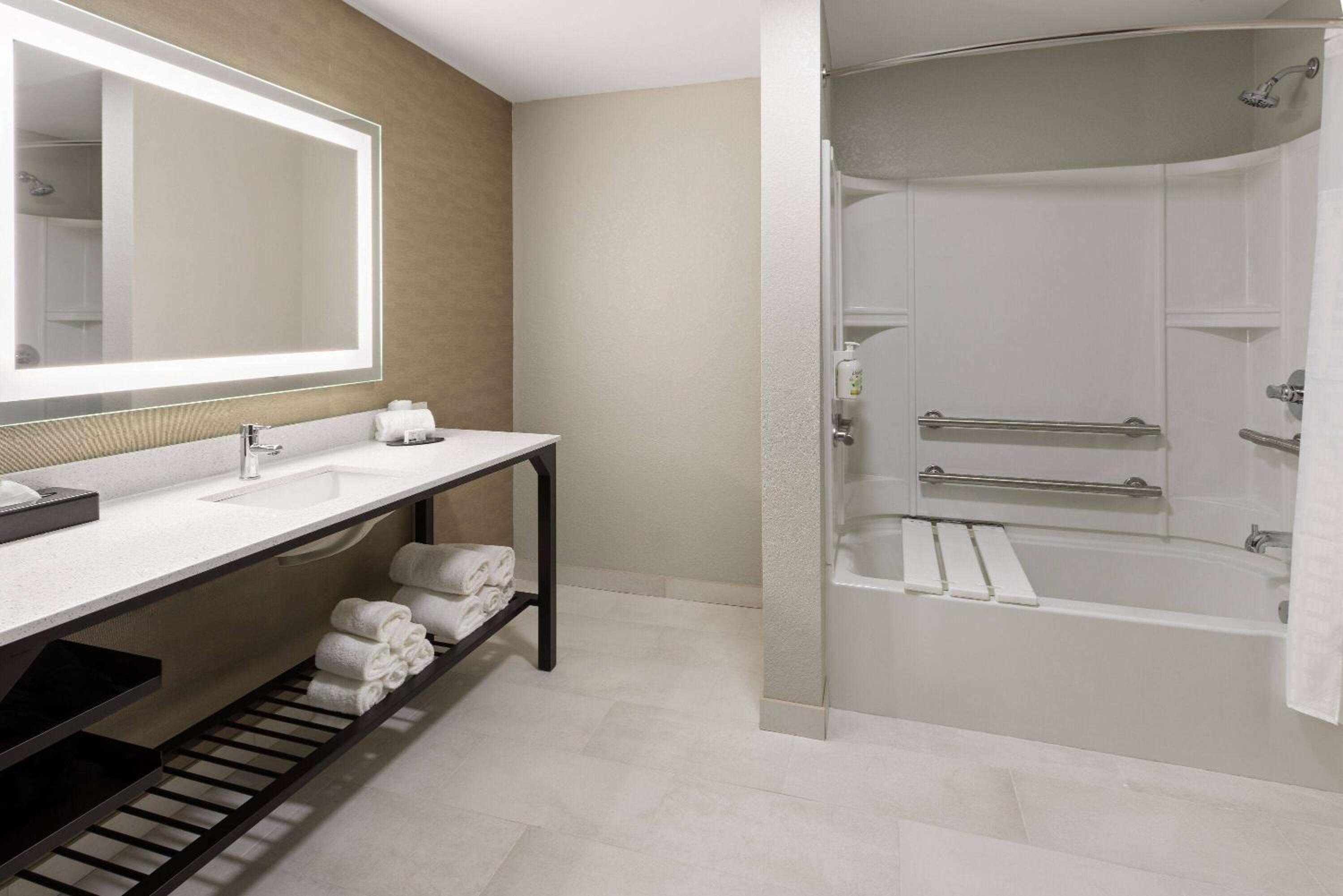 Deluxe King Room with One King Bed and Sofa Bed - Large Living Room and Kitchen - Non-Smoking - Photo 4