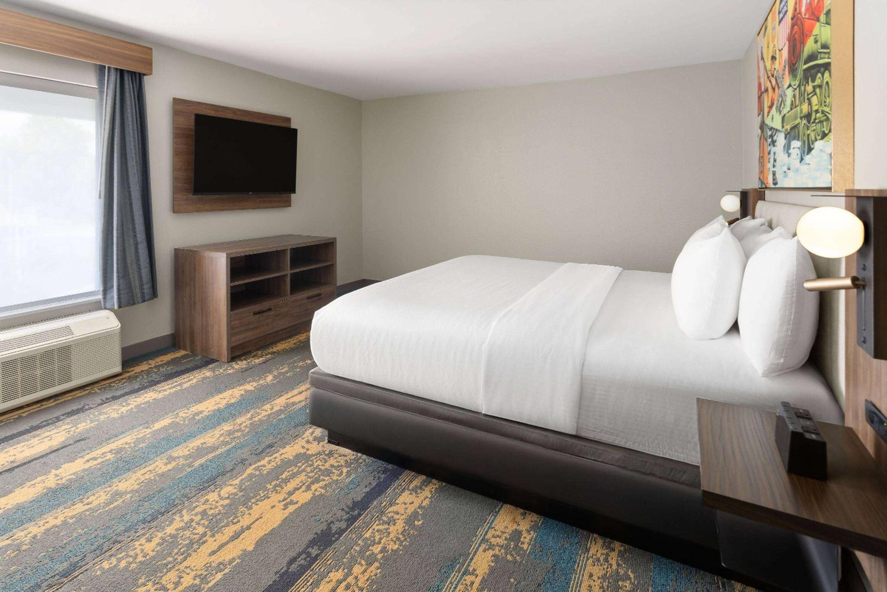 Deluxe King Room with One King Bed and Sofa Bed - Large Living Room and Kitchen - Non-Smoking - Photo 5