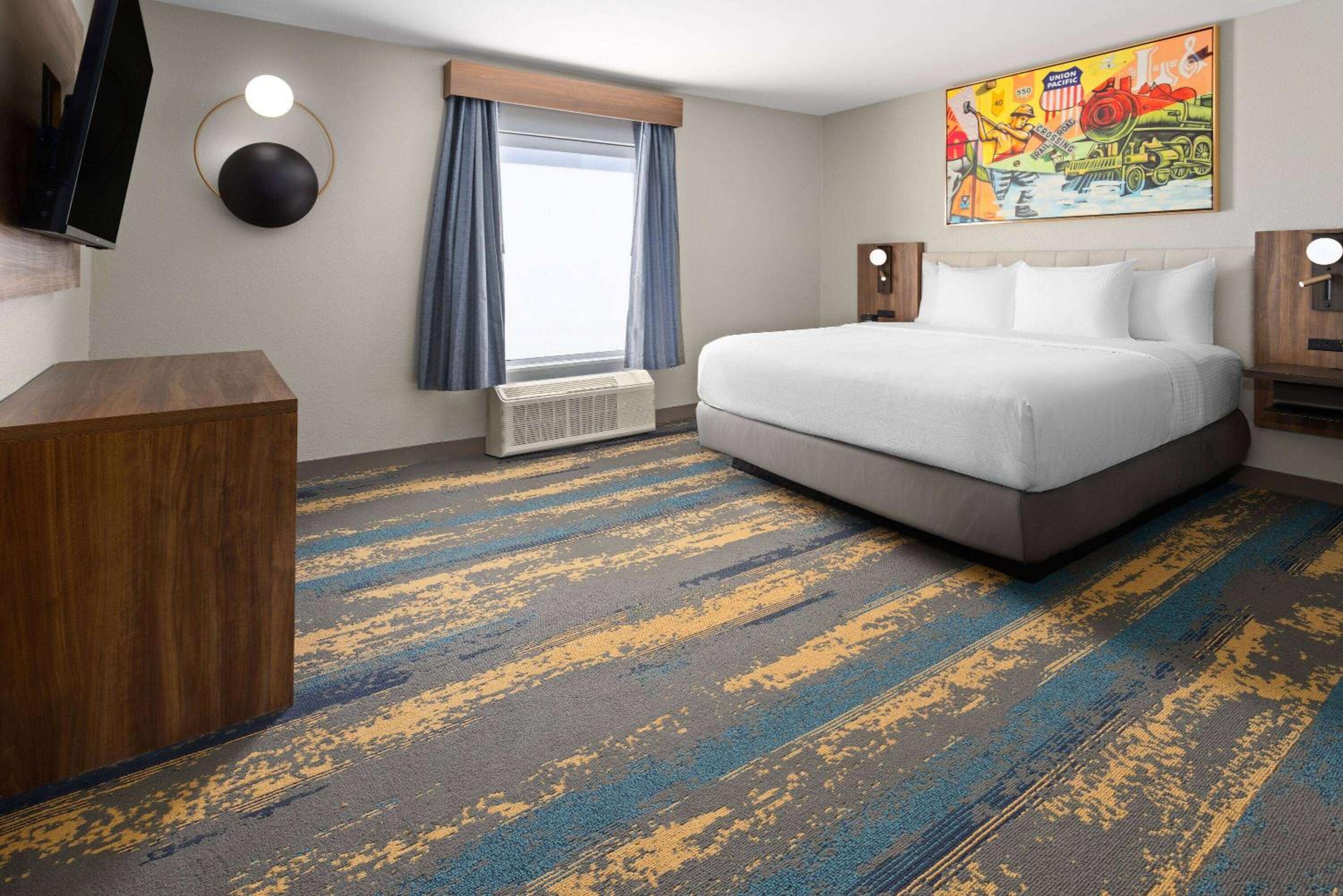 Deluxe King Room with One King Bed and Sofa Bed - Large Living Room and Kitchen - Non-Smoking - Photo 6