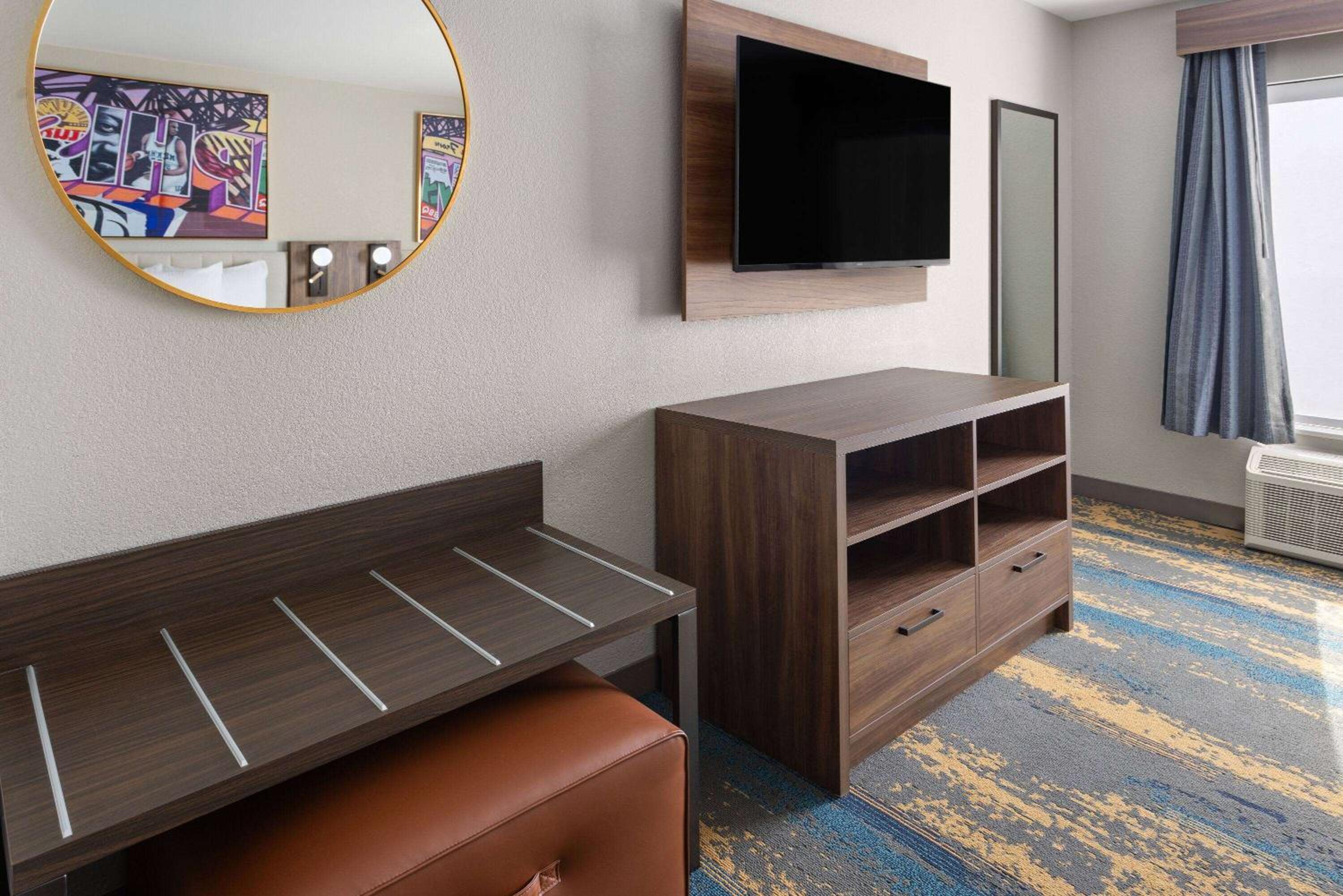Deluxe King Room with One King Bed and Sofa Bed - Large Living Room and Kitchen - Non-Smoking - Photo 9