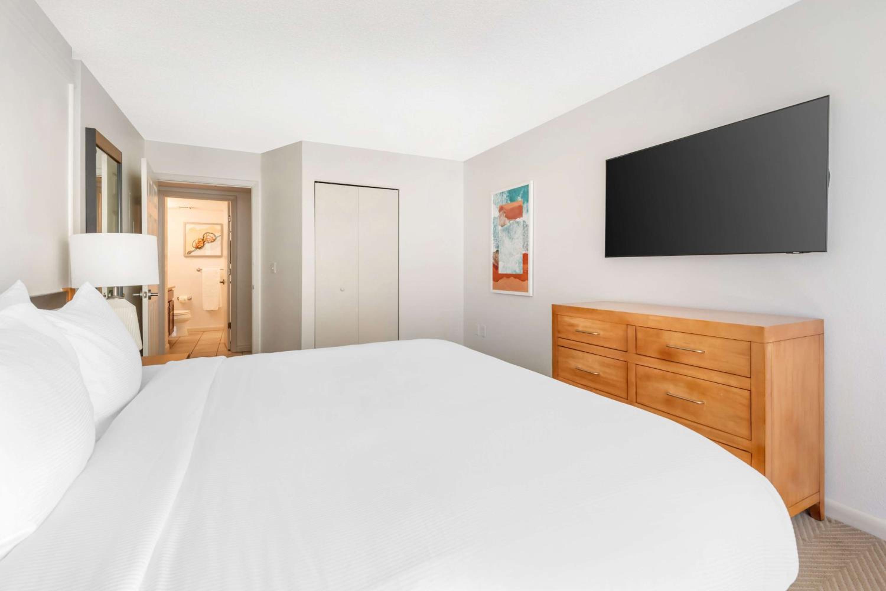 One-Bedroom King Suite with Balcony - Photo 1