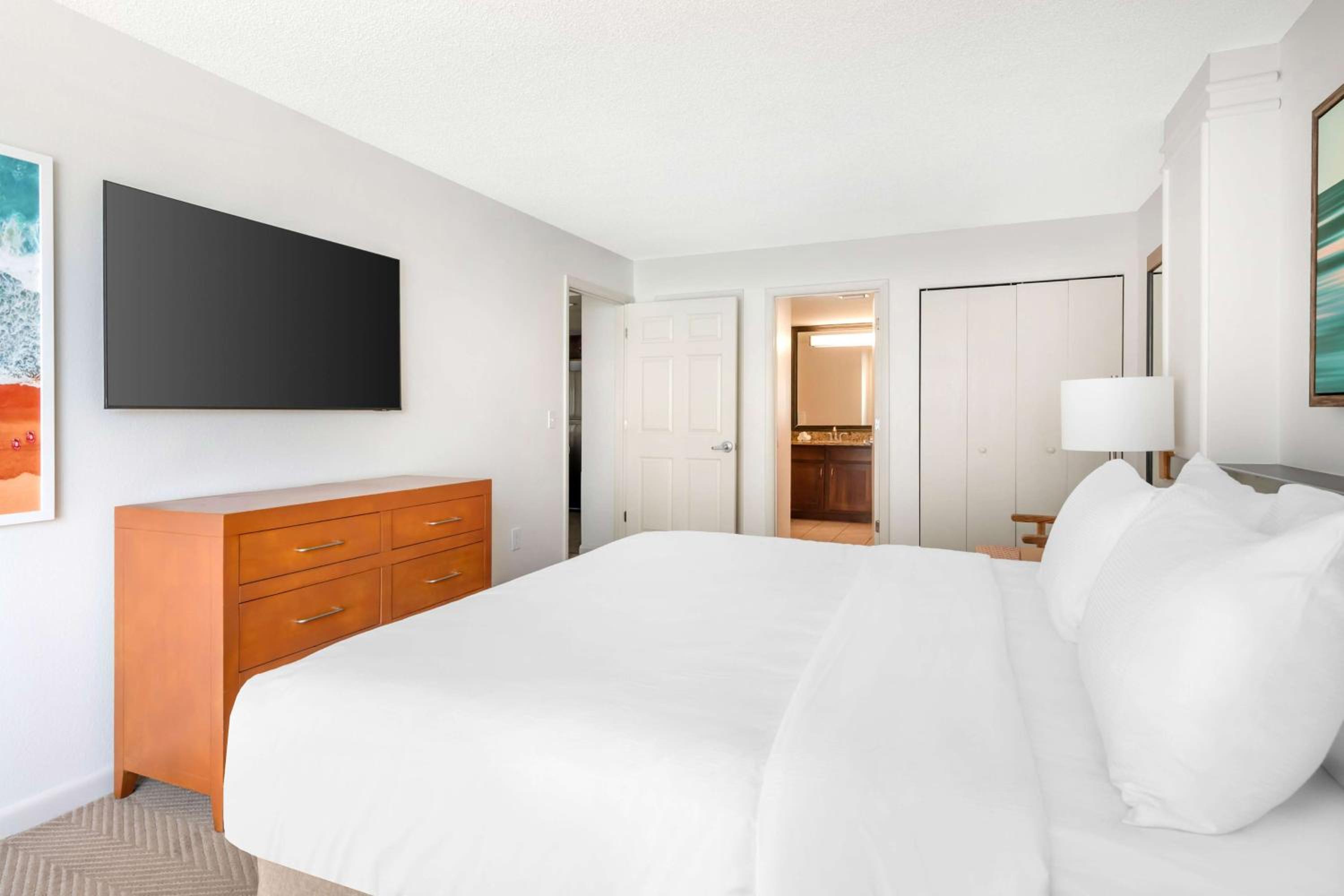 One-Bedroom King Suite with Balcony and Sofa Bed - Photo 4