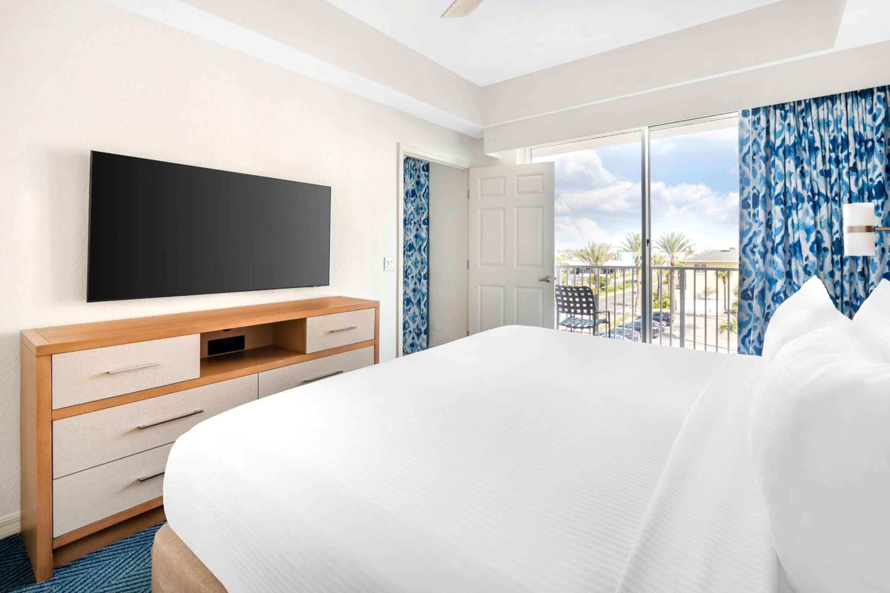 One-Bedroom King Suite with Balcony