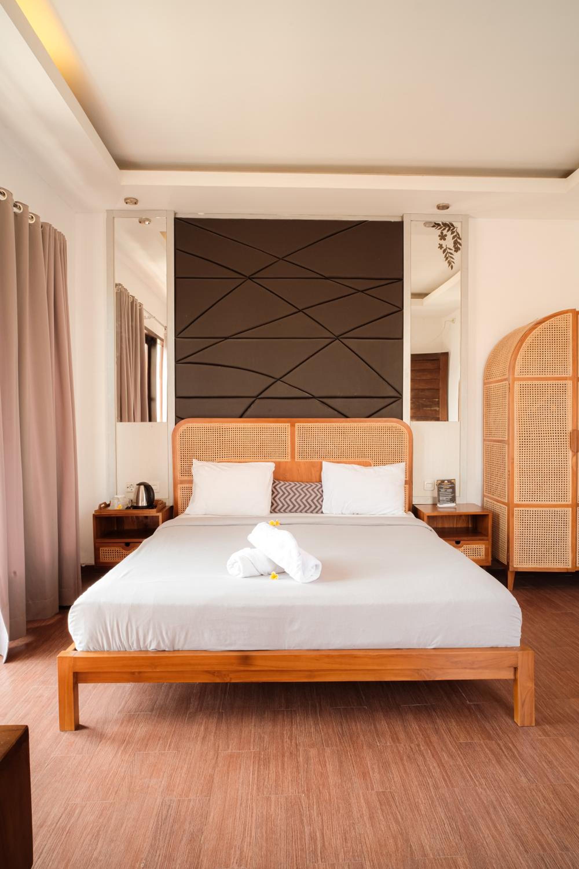 Deluxe Double Room with Balcony - Photo 5