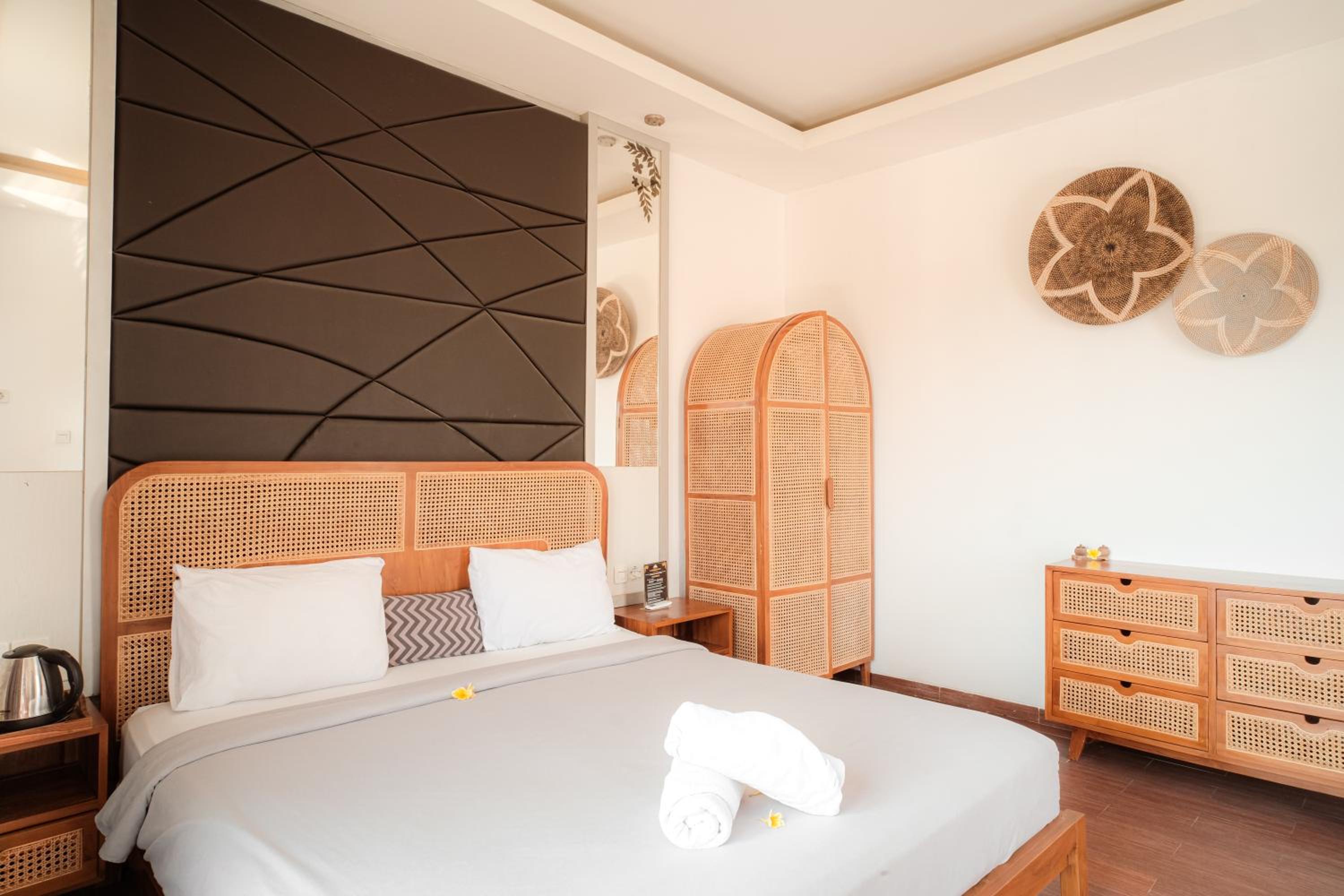 Deluxe Double Room with Balcony - Photo 4