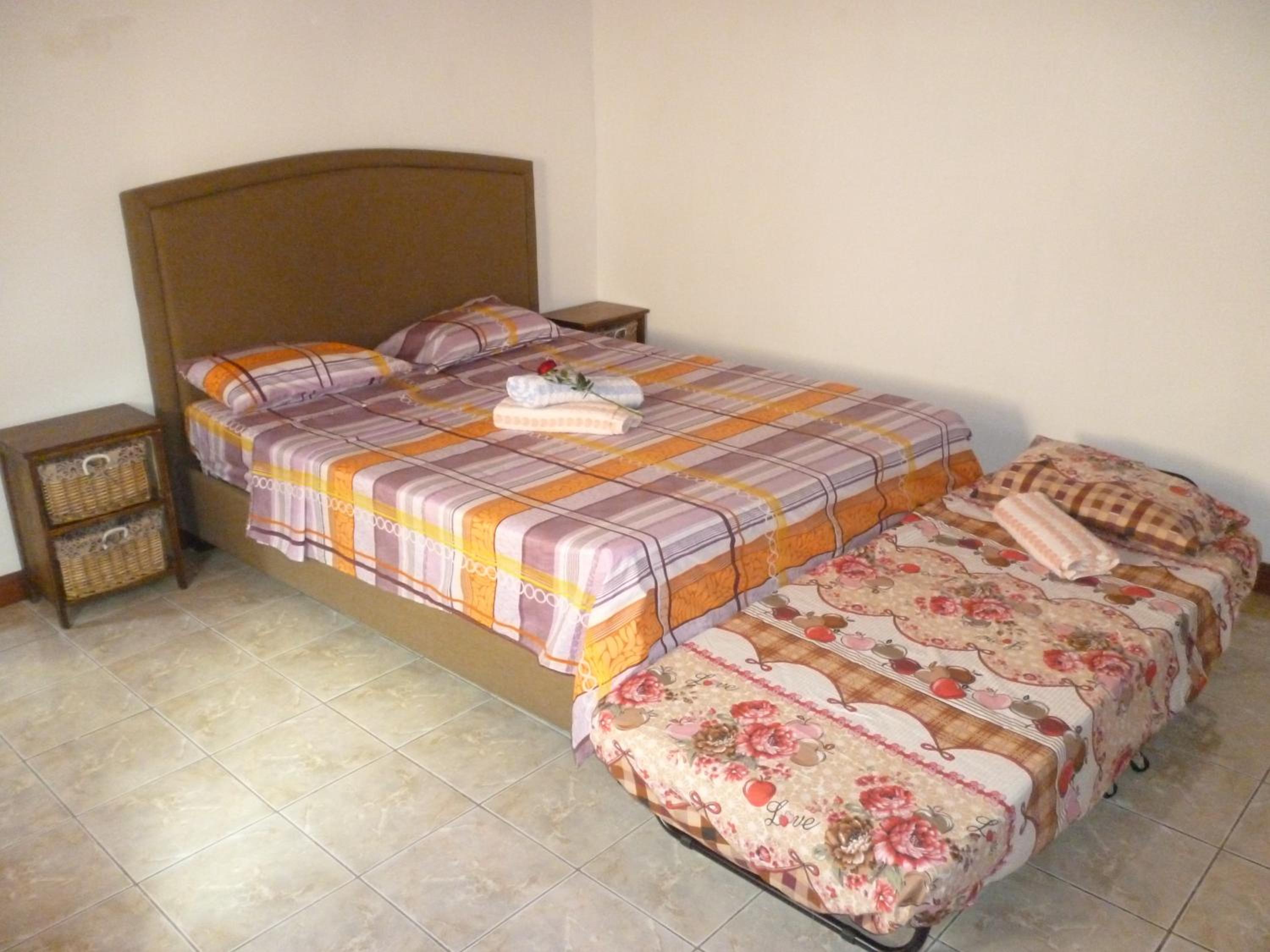 Deluxe Room (2 Adults + 1 Child) - Photo 3