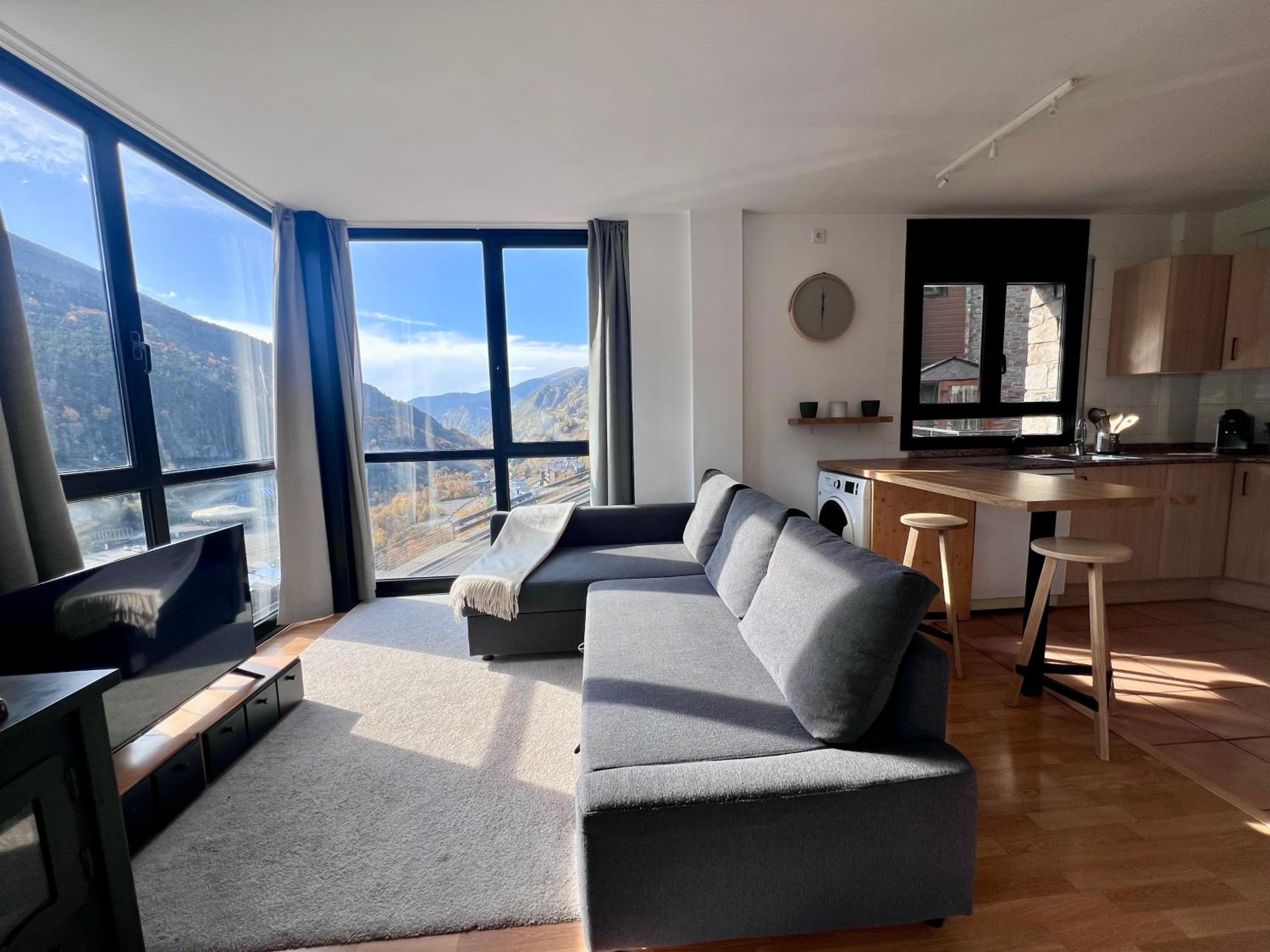 One-Bedroom Apartment photo 1