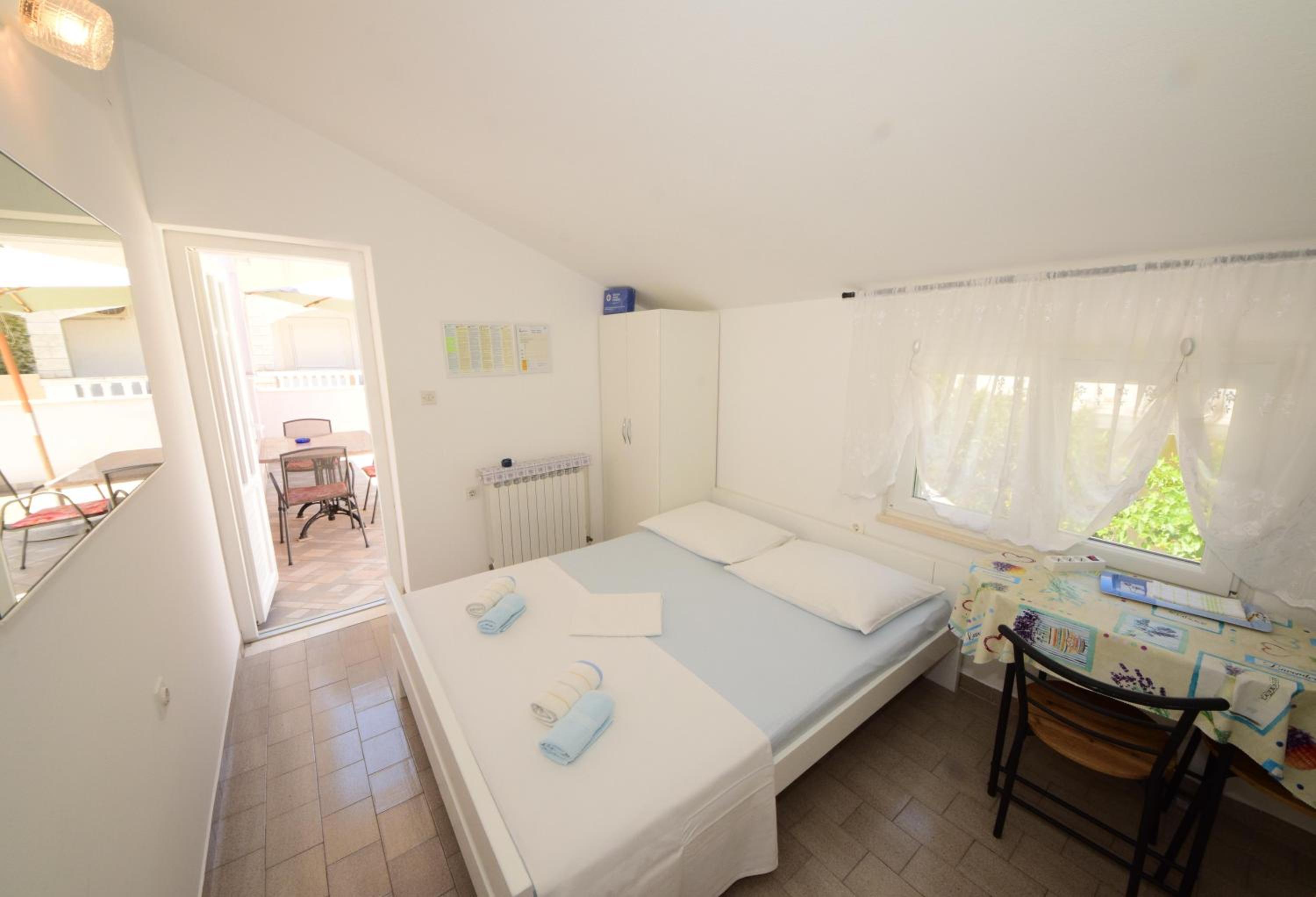 Studio Apartment - Photo 1