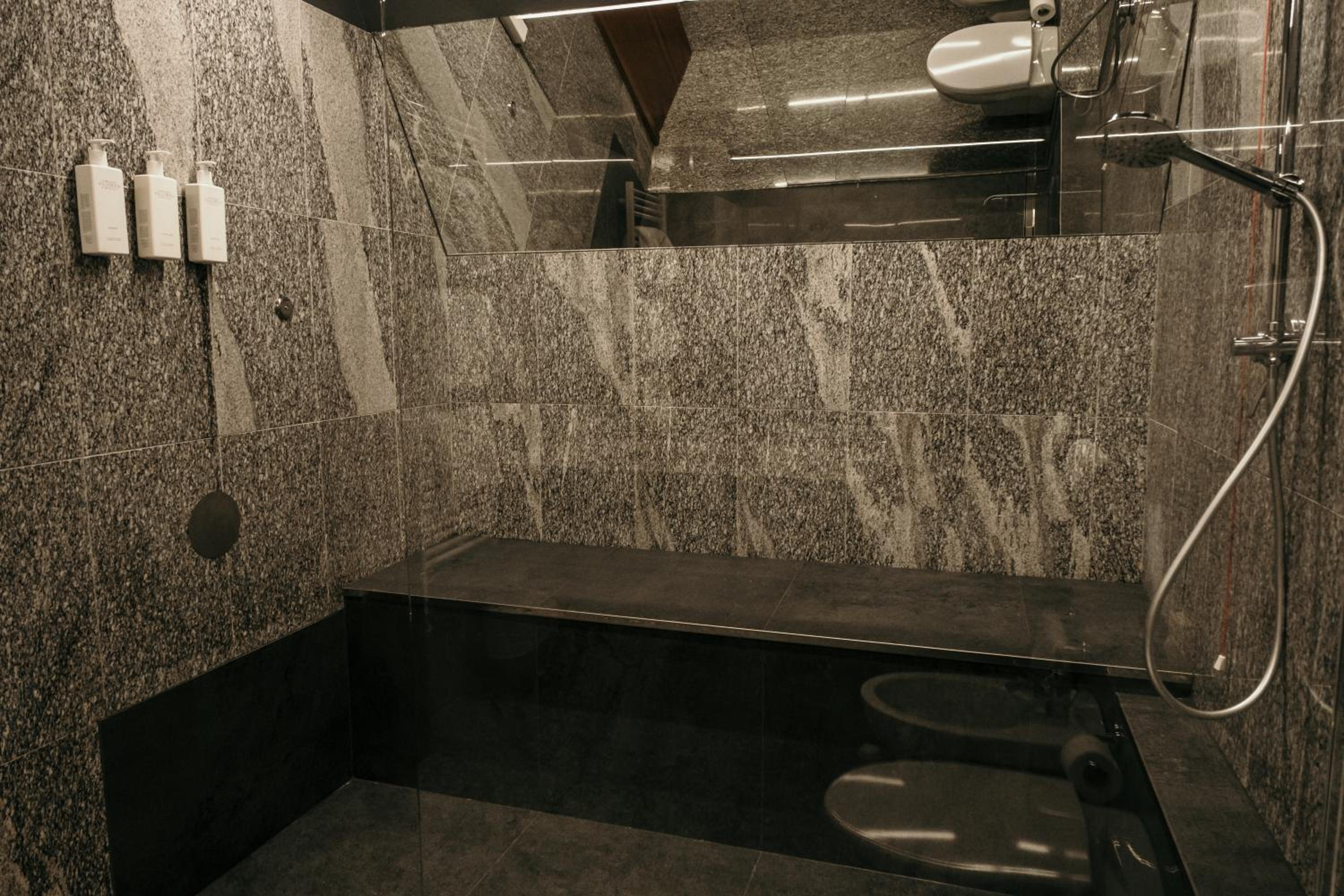 Panoramic Suite with Terrace and Lake View - Photo 2