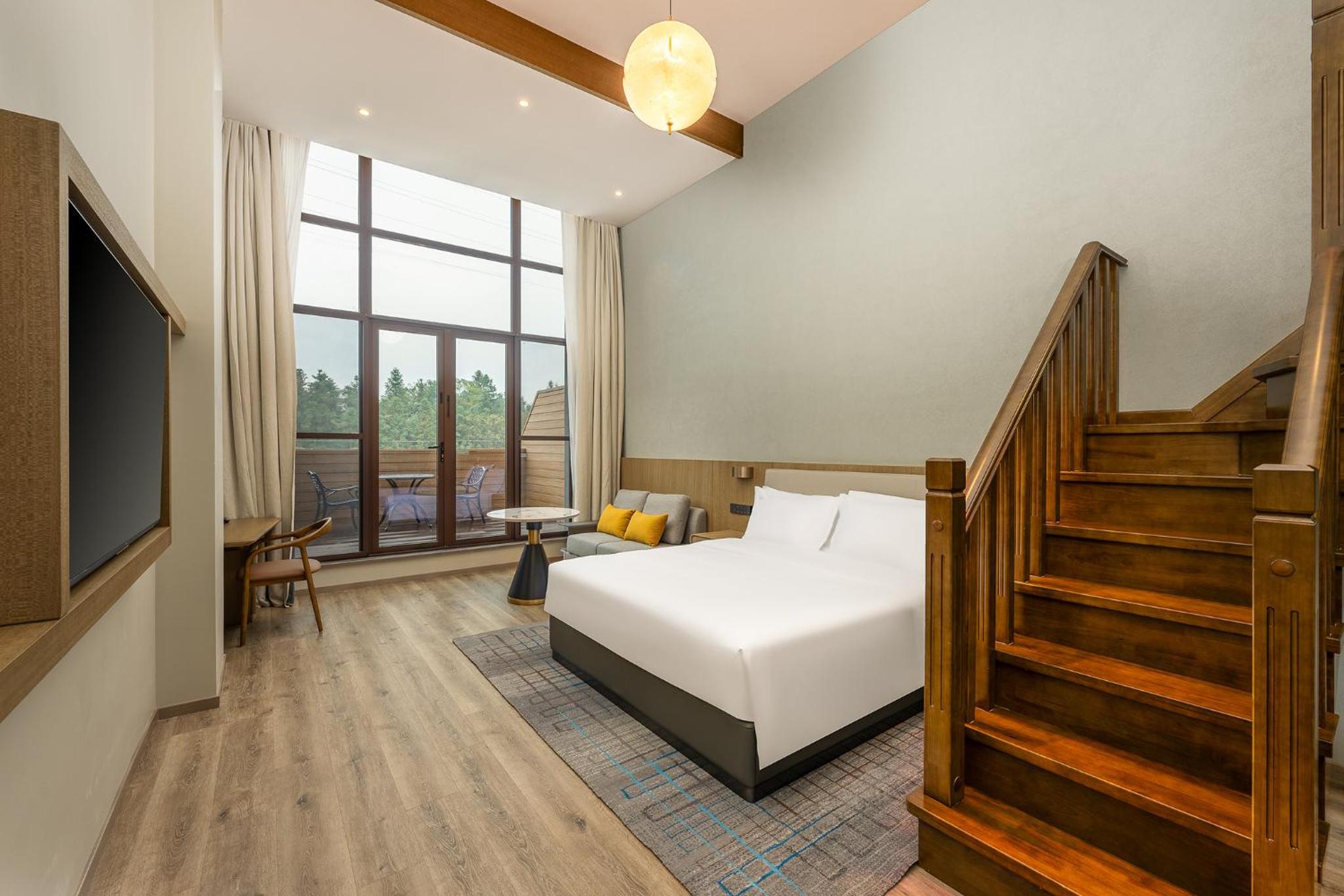 One-Bedroom Suite with Mountain View photo 1