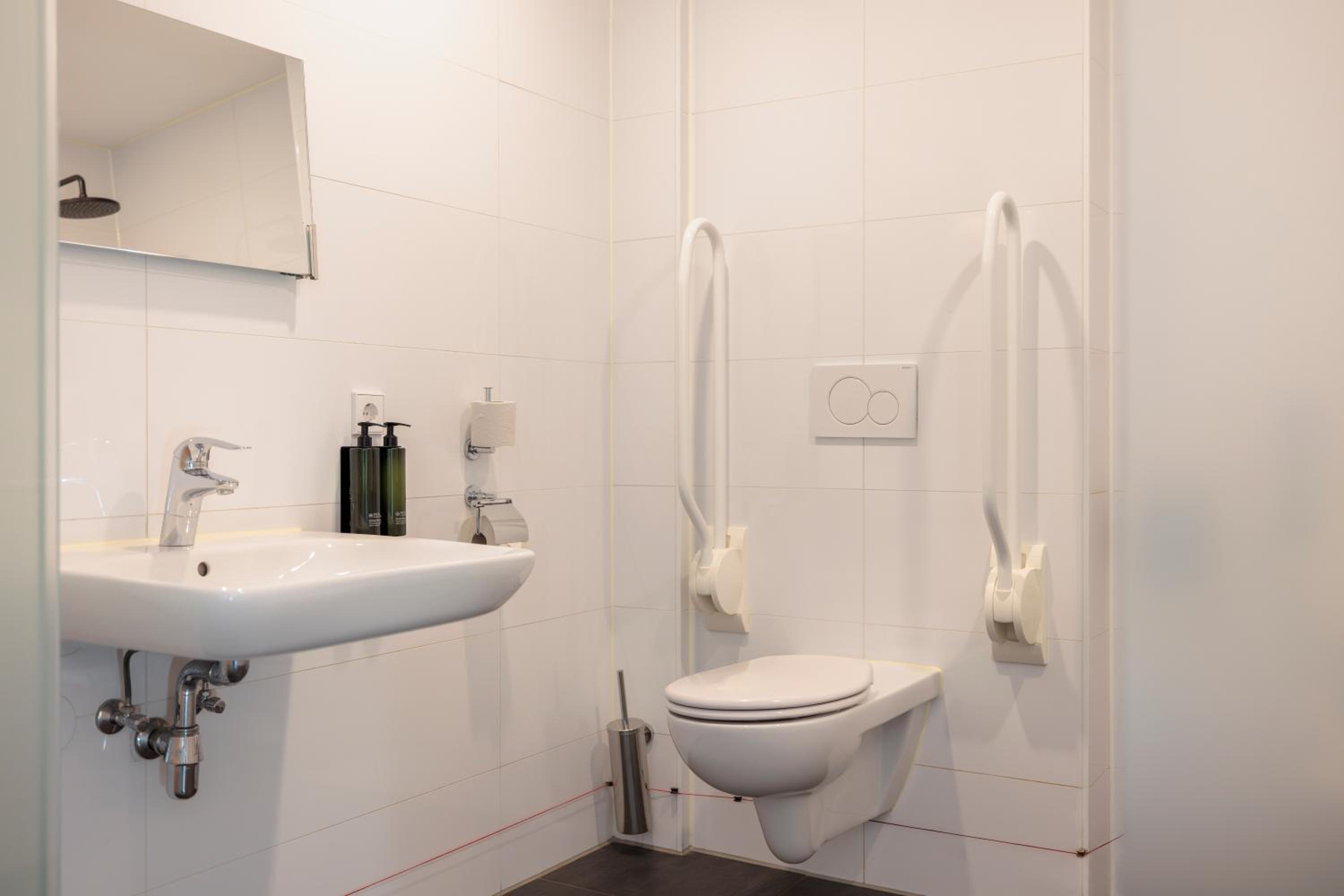 Quadruple Room - Disability Access - Photo 9