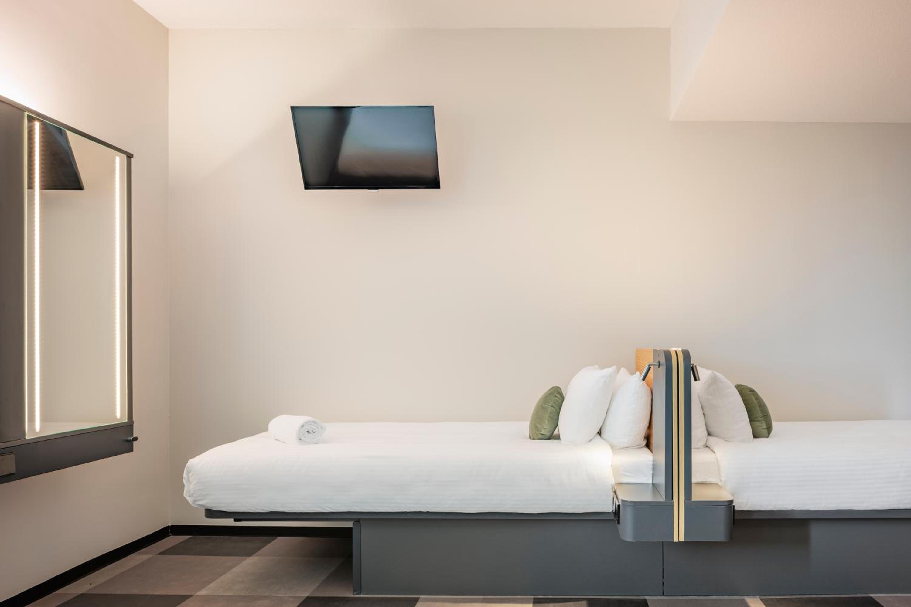 Quadruple Room - Disability Access - Photo 3