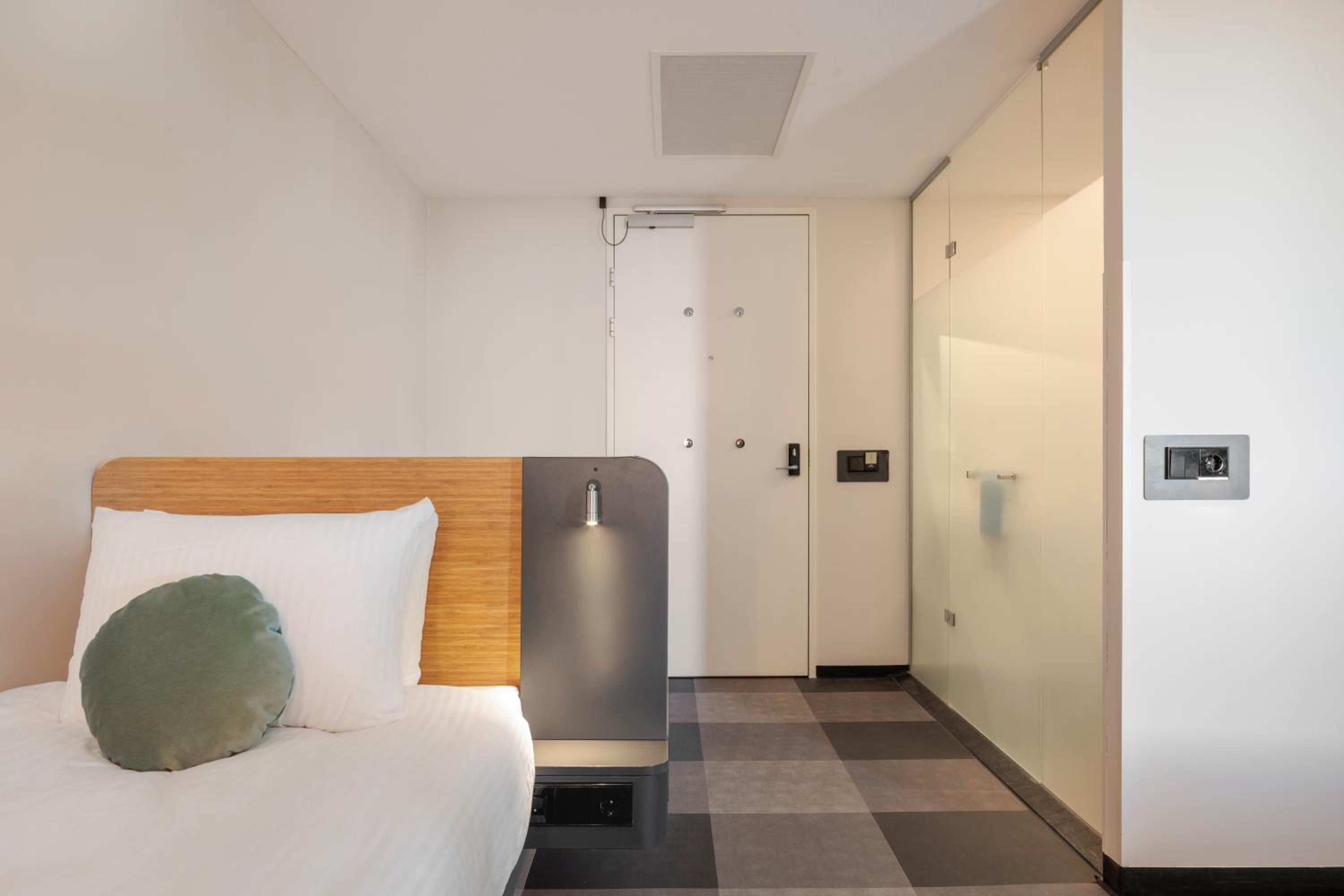 Quadruple Room - Disability Access - Photo 4