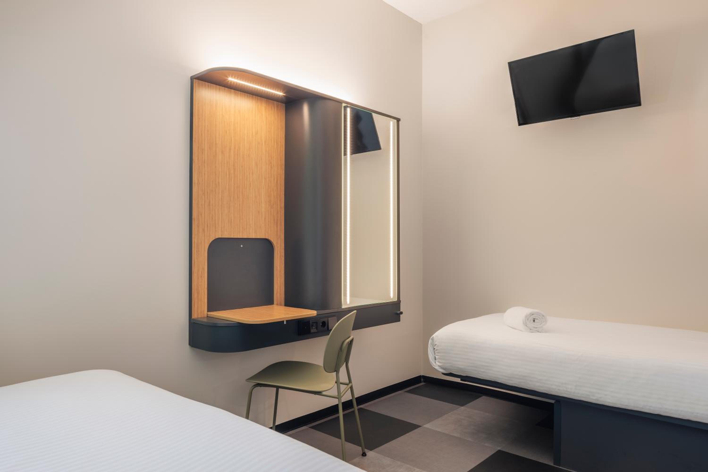 Quadruple Room - Disability Access - Photo 6