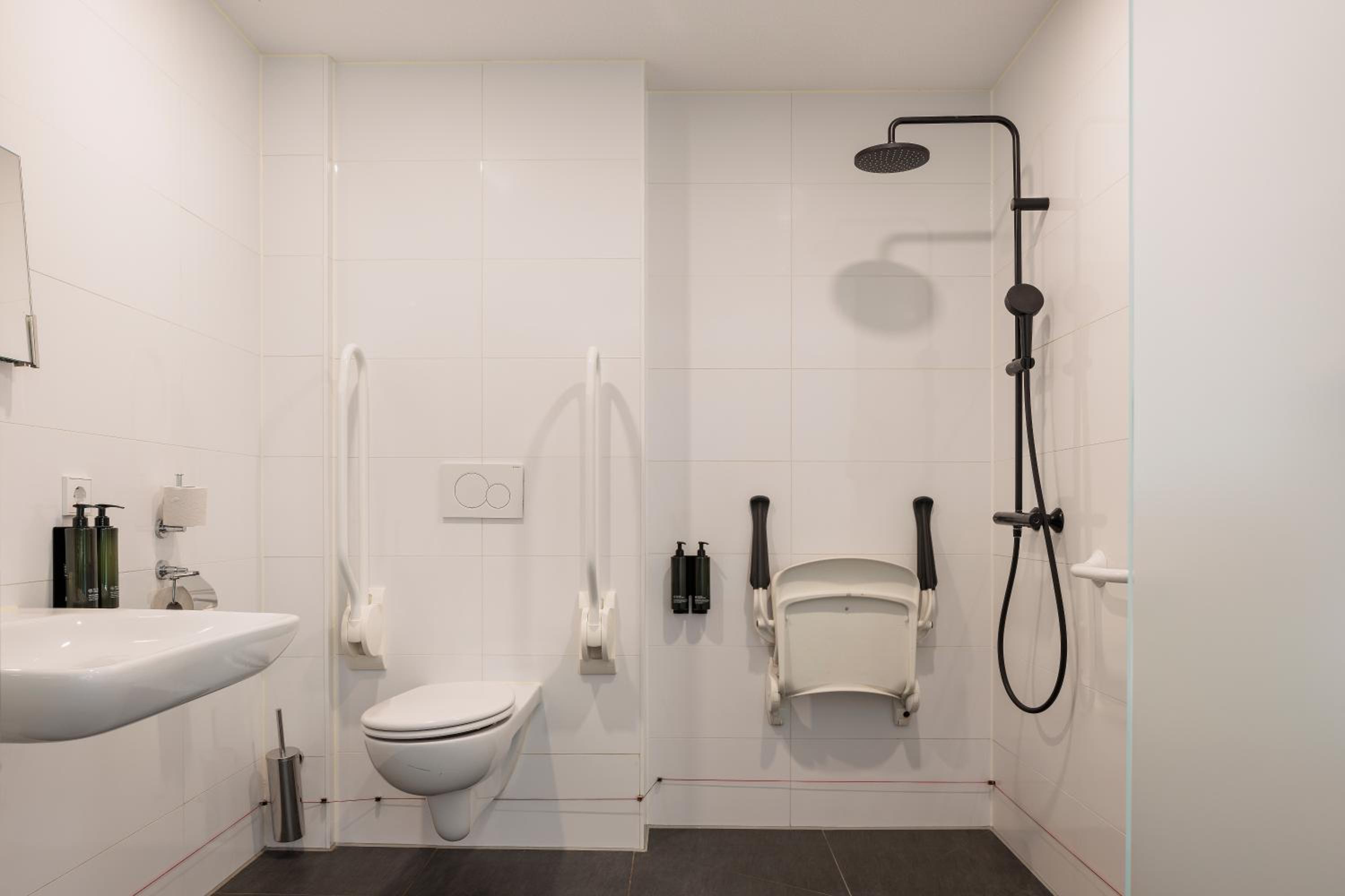 Quadruple Room - Disability Access - Photo 10