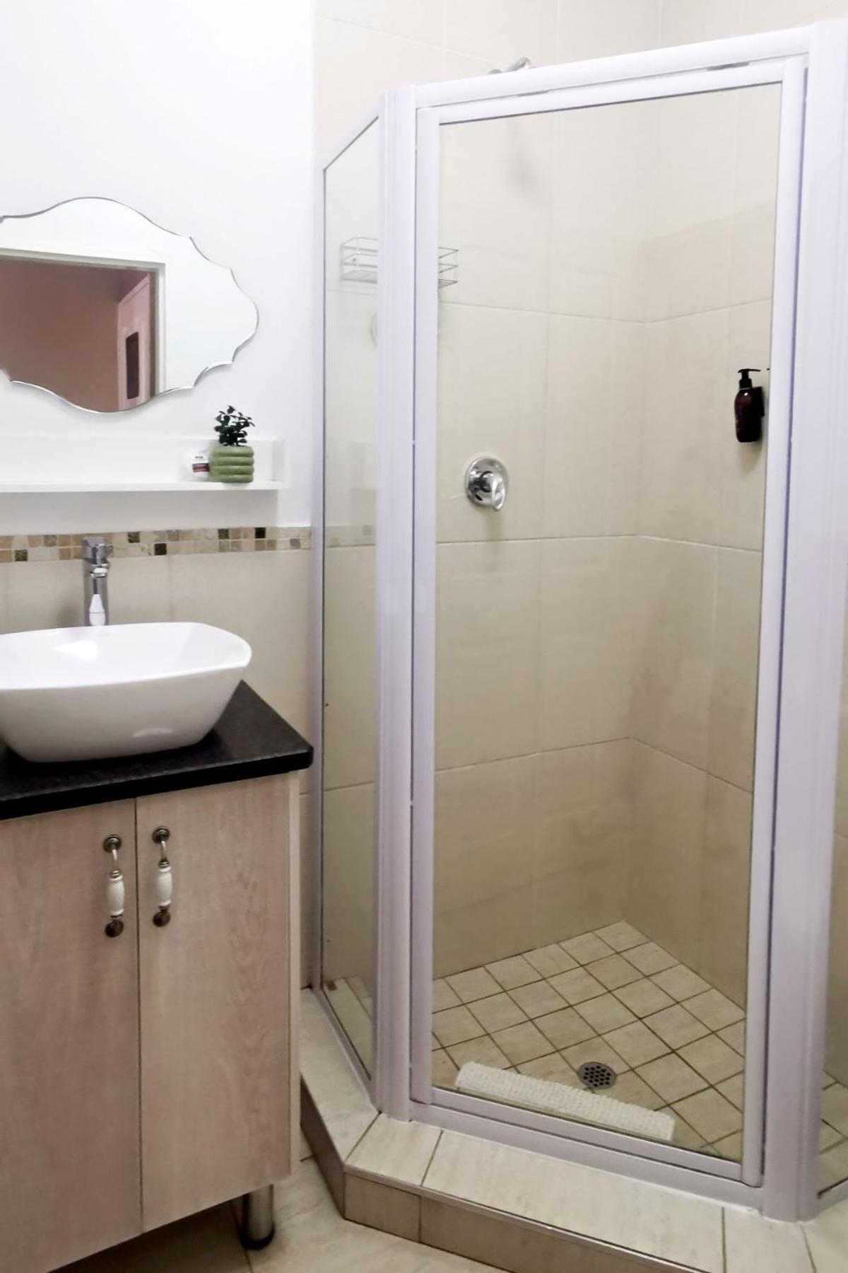Deluxe Double Room with Shower photo 2
