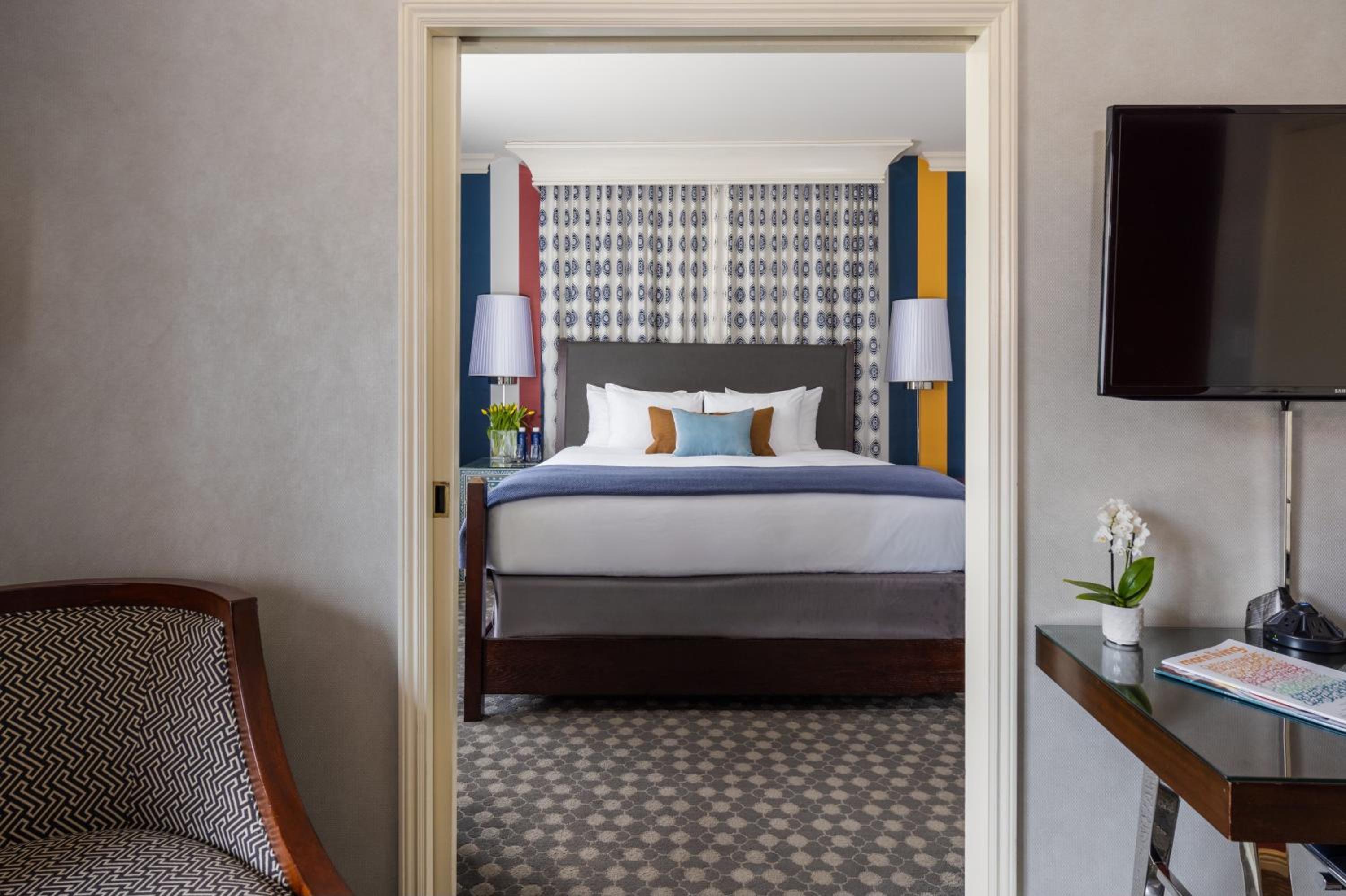 Corner One Bedroom Suite with Soaking Tub