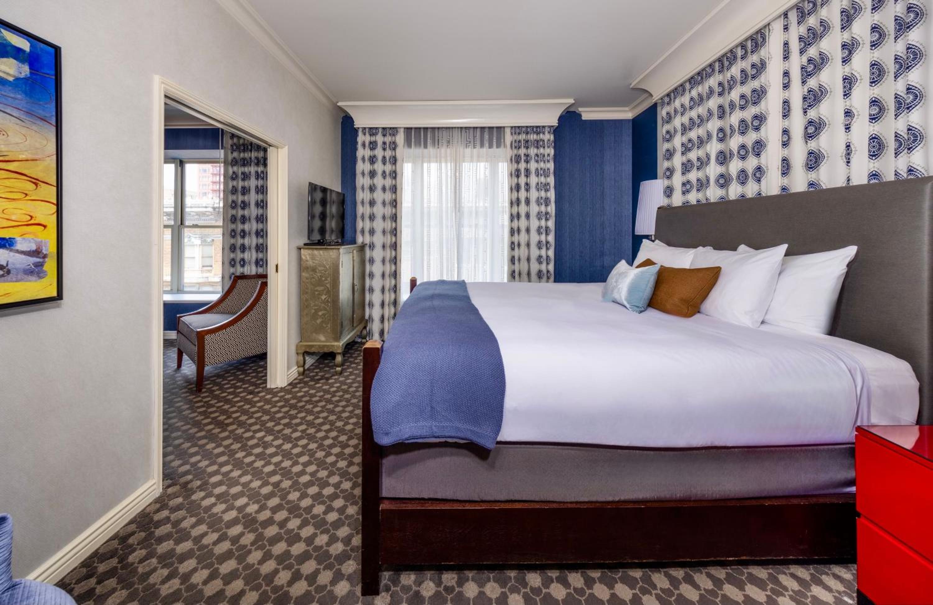 Corner One Bedroom Suite with Soaking Tub