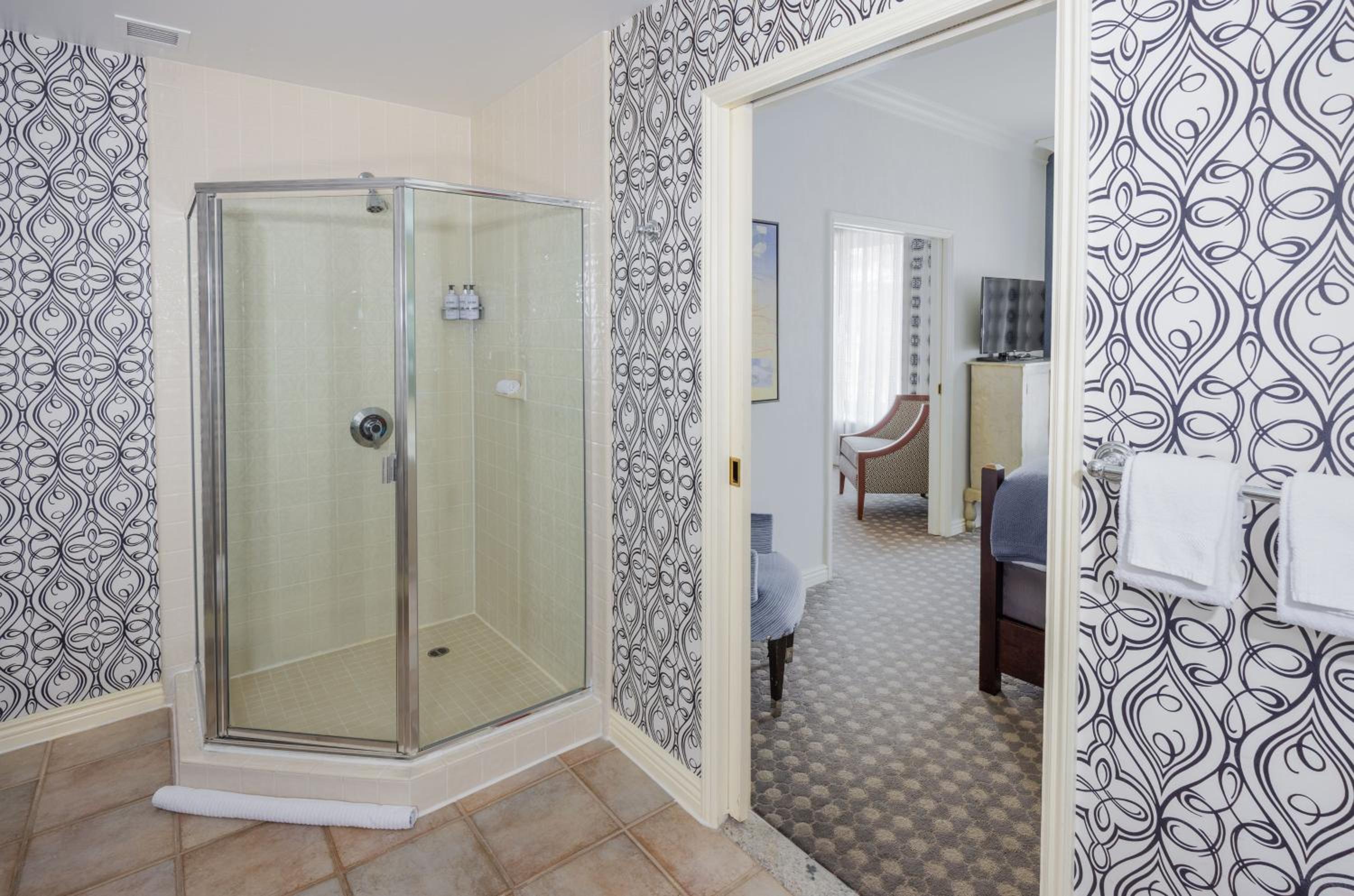 Corner One Bedroom Suite with Soaking Tub