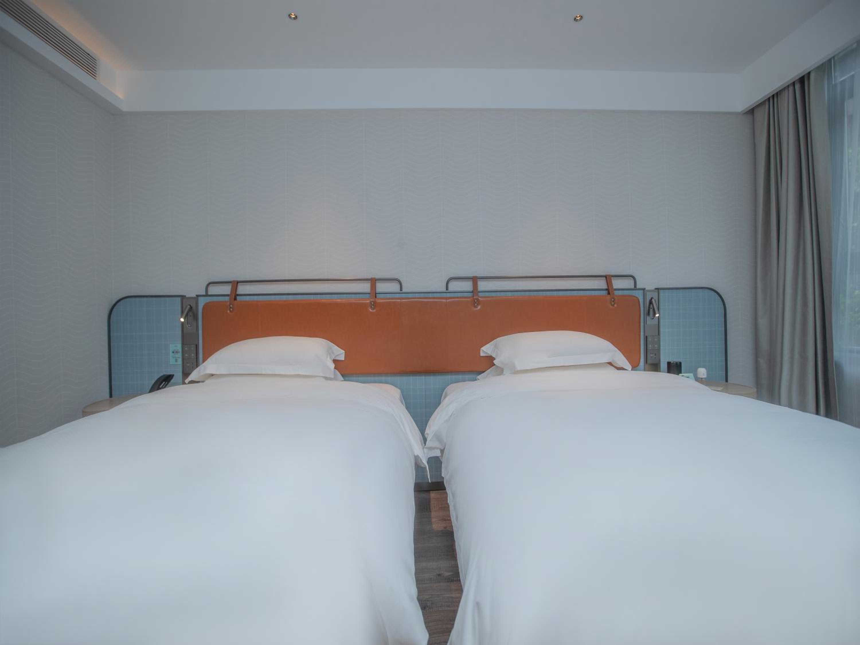 Deluxe Twin Room photo 3