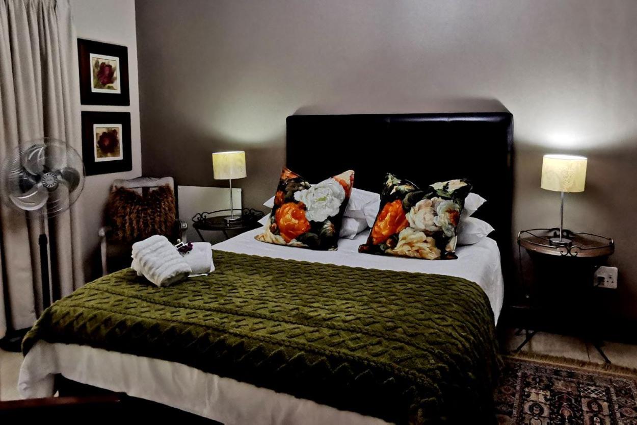 Standard Queen Room photo 2