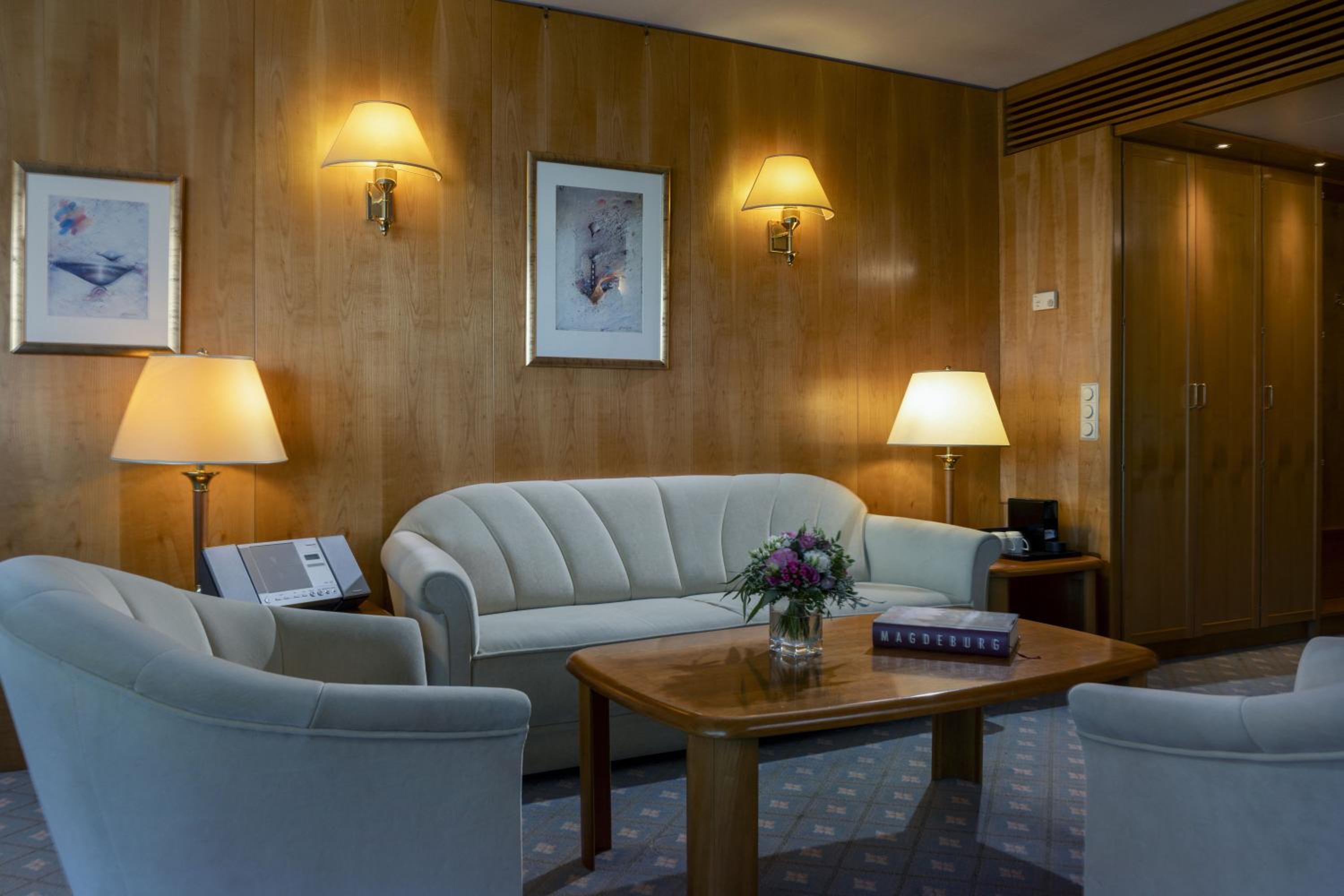 Suite - Photo 5