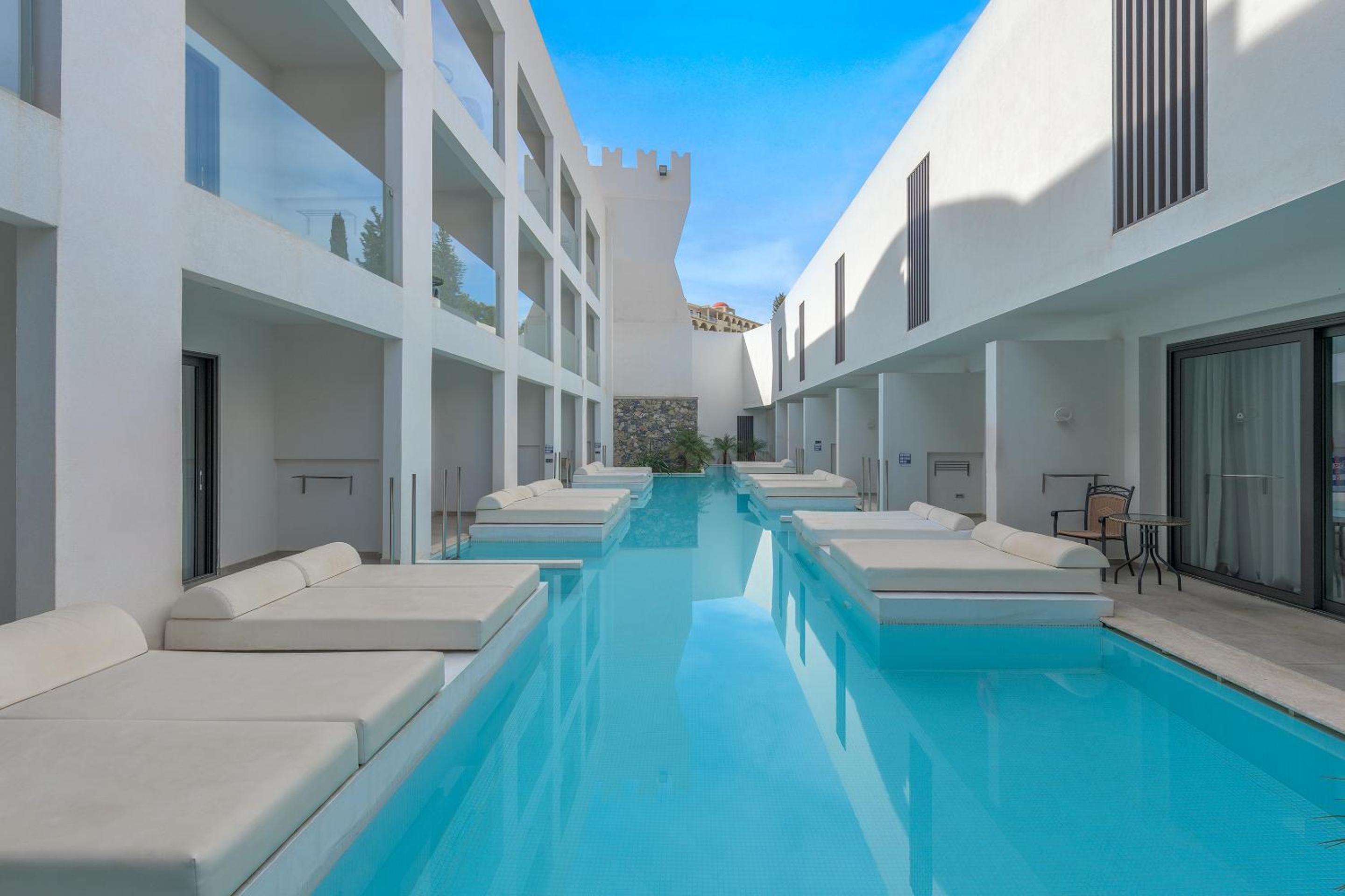 Deluxe Double Room with Shared Pool & Inland View - Photo 4