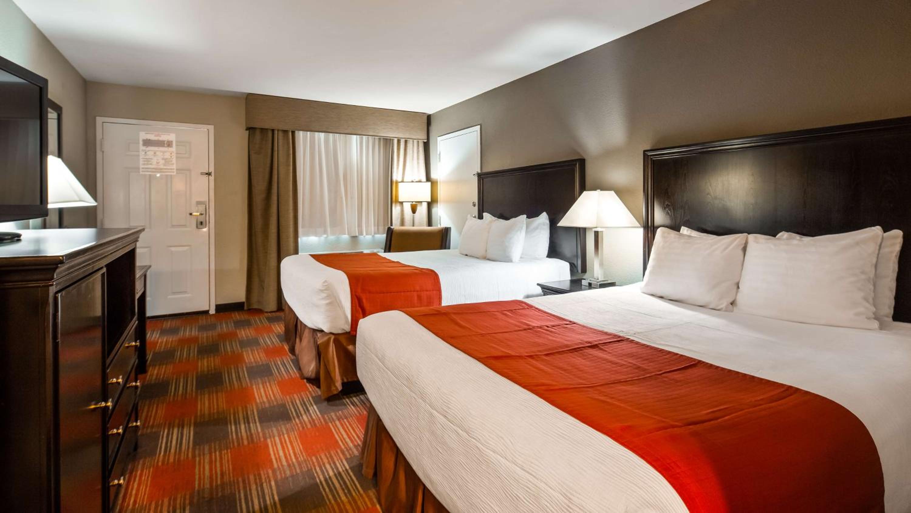 Queen Room with Two Queen Beds and Bath Tub - Disability Access/Non-Smoking  - Photo 3