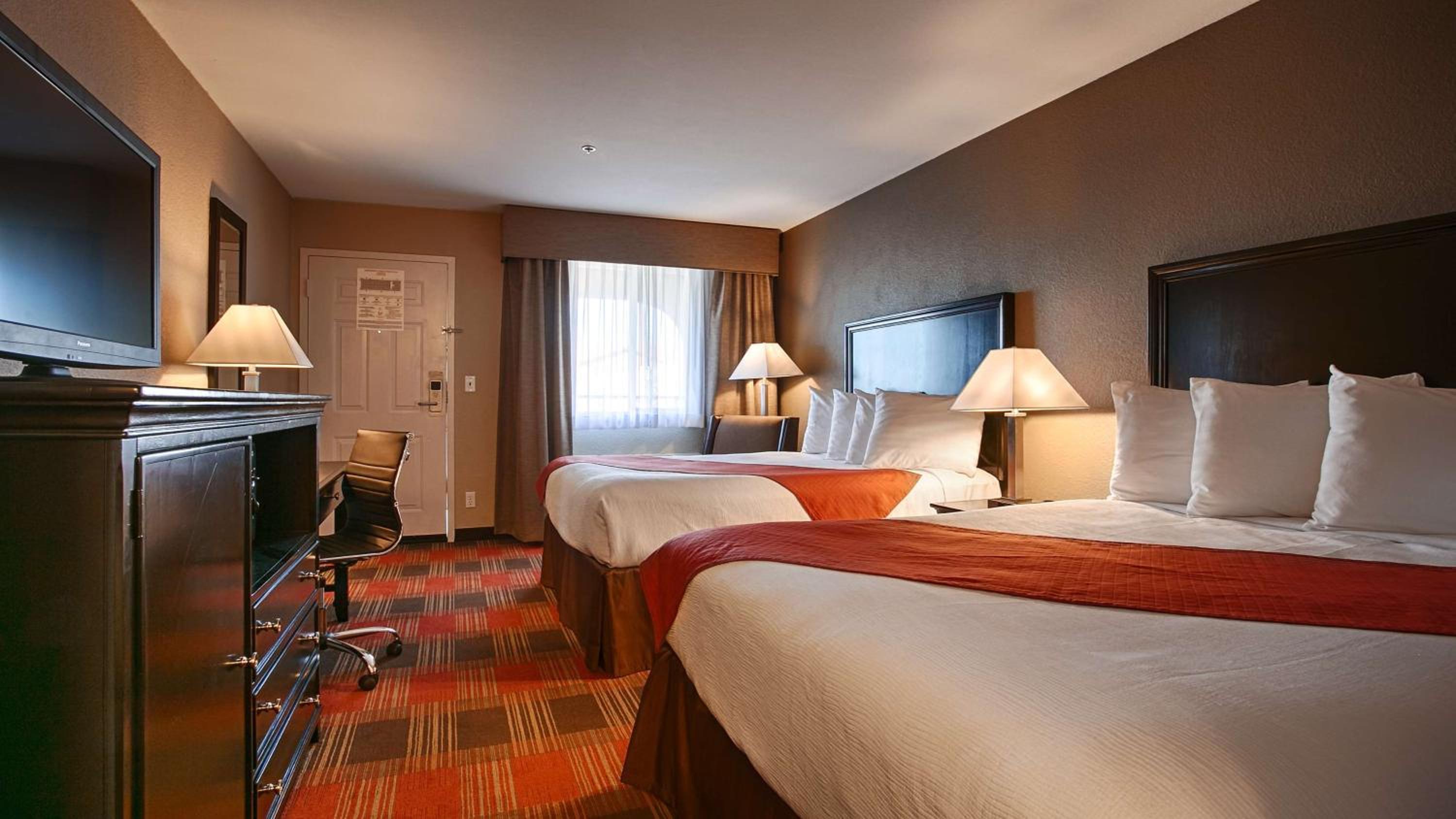 Queen Room with Two Queen Beds and Bath Tub - Disability Access/Non-Smoking  - Photo 1