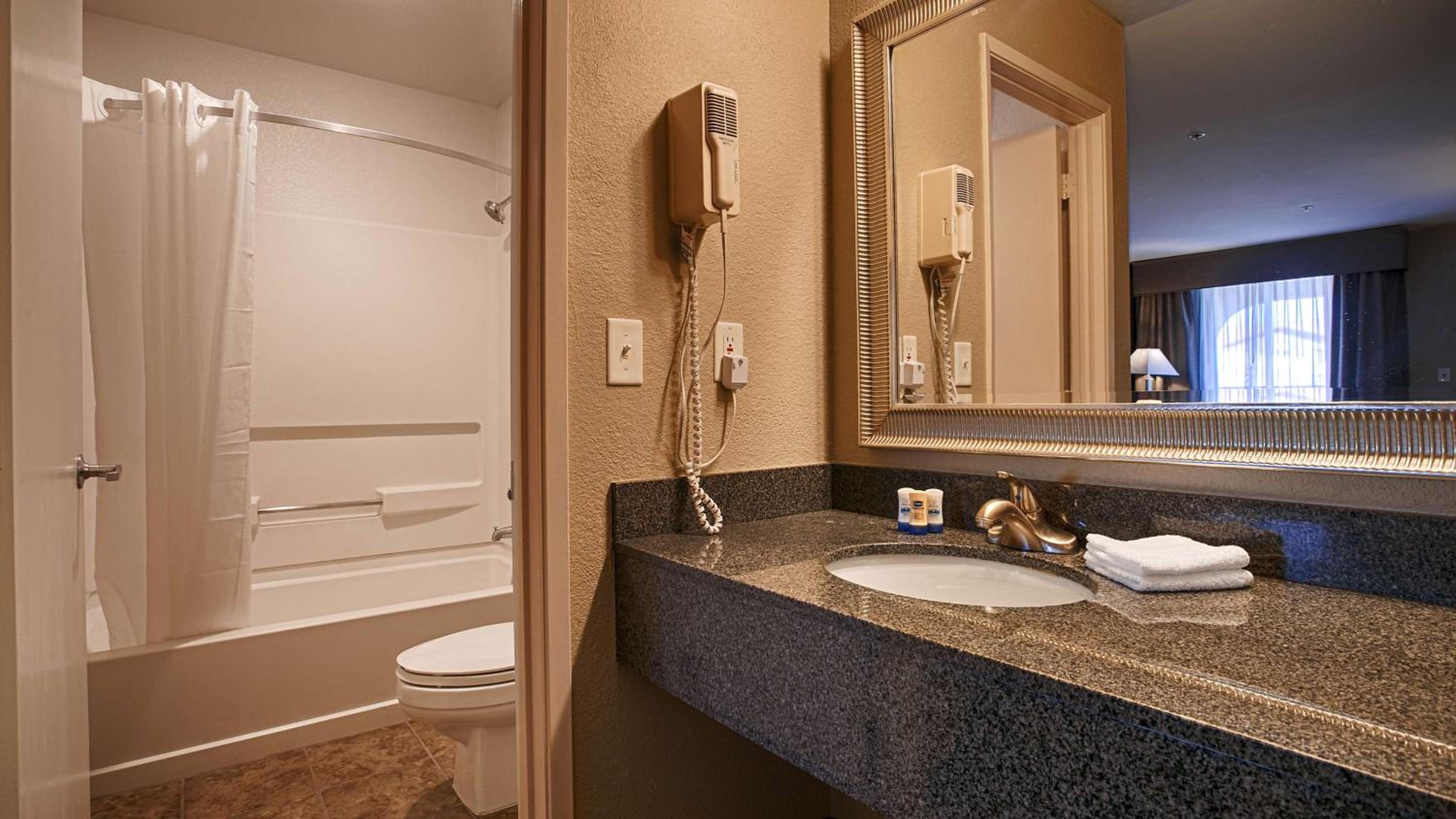 King Room - Non-Smoking - Photo 2