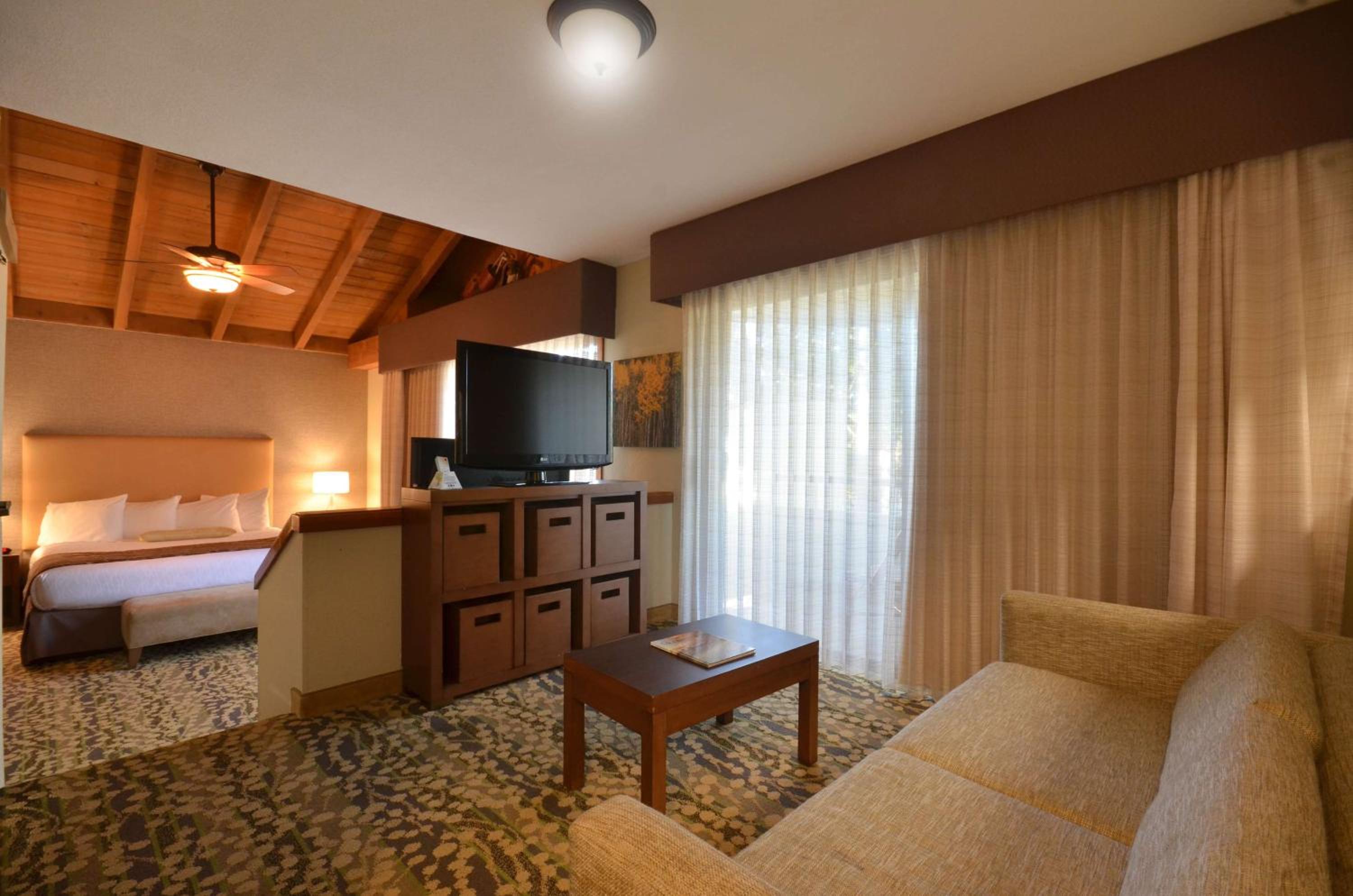 King Suite - Non-Smoking - Photo 2