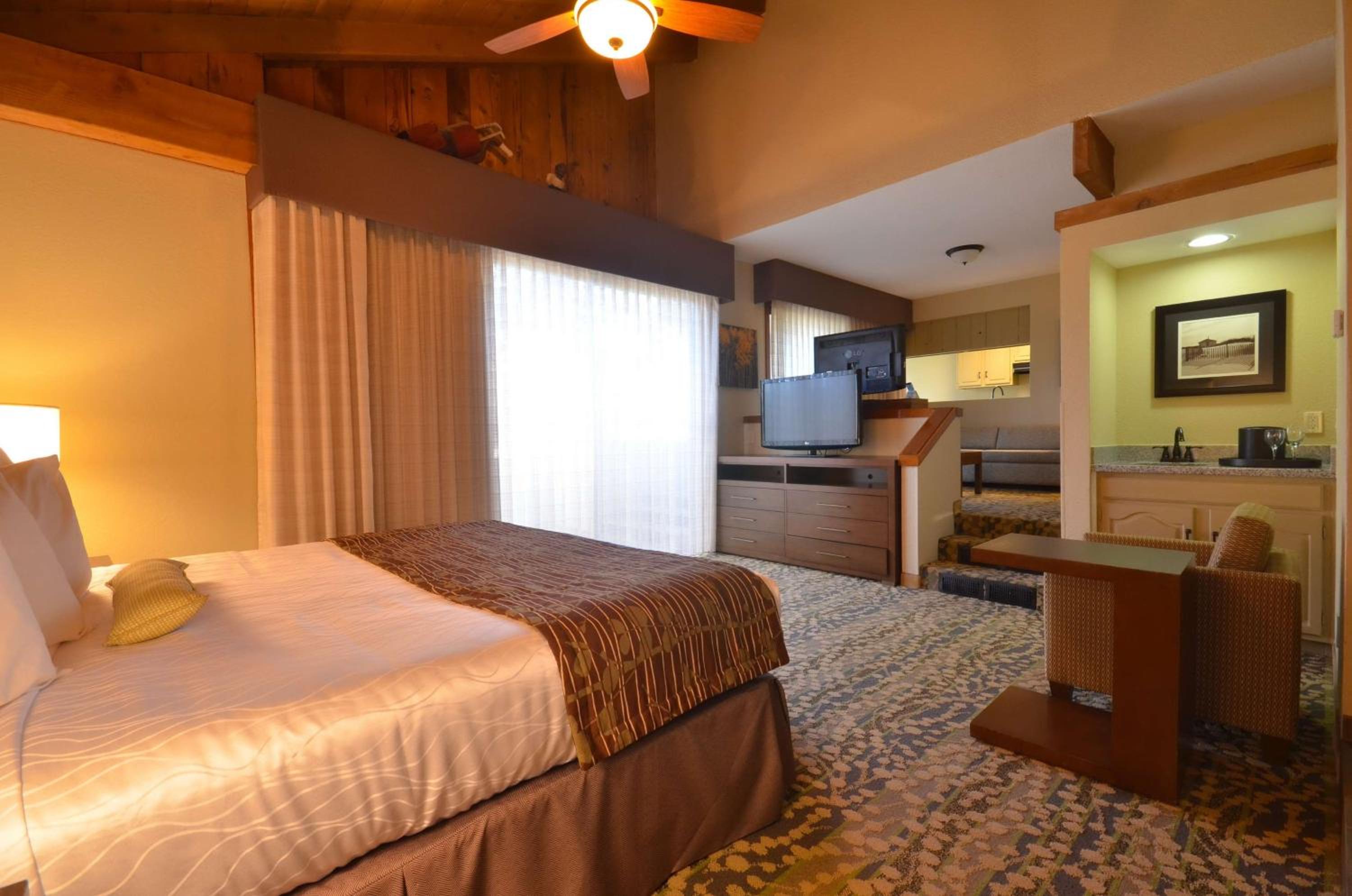 King Suite - Non-Smoking - Photo 4