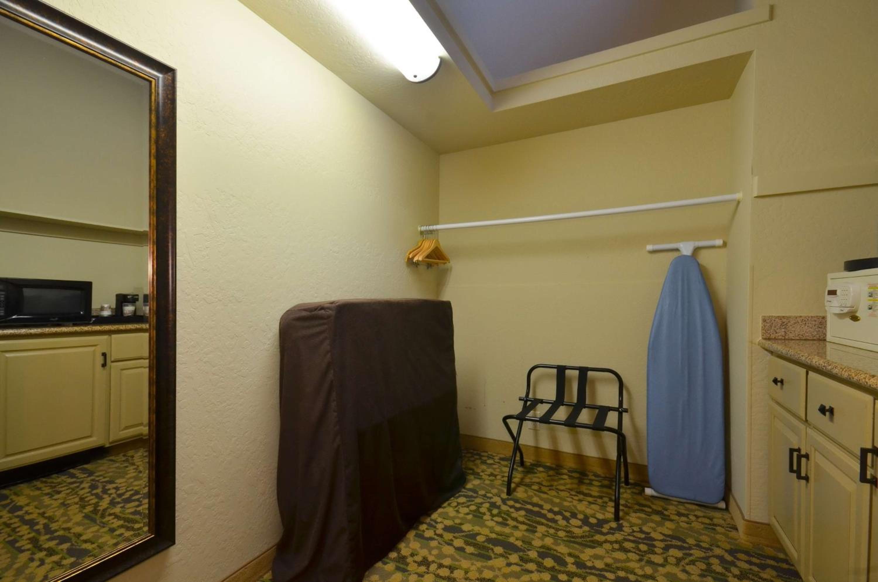 King Room - Non-Smoking - Photo 2