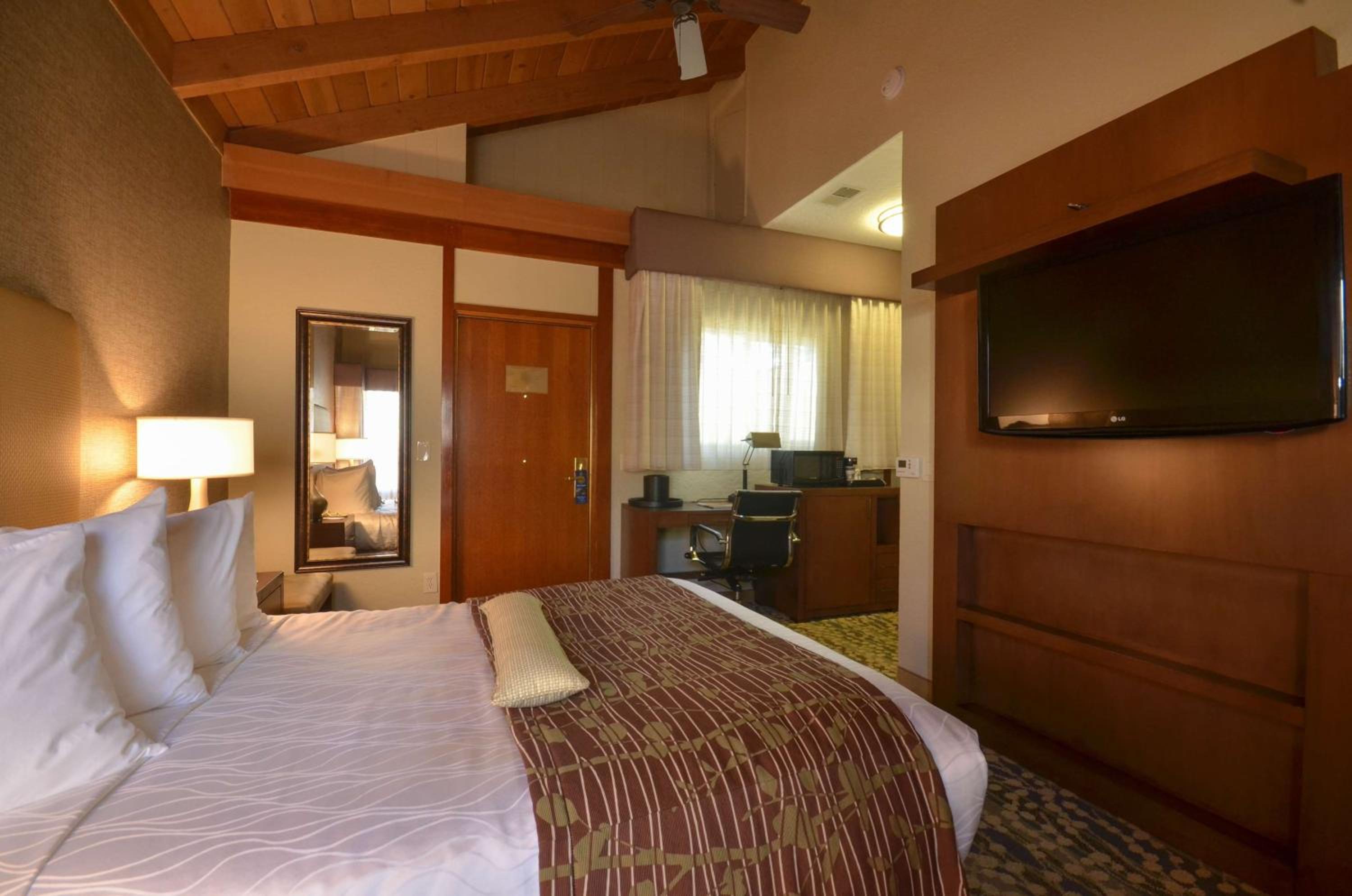 Queen Room-Disability Access - Photo 2