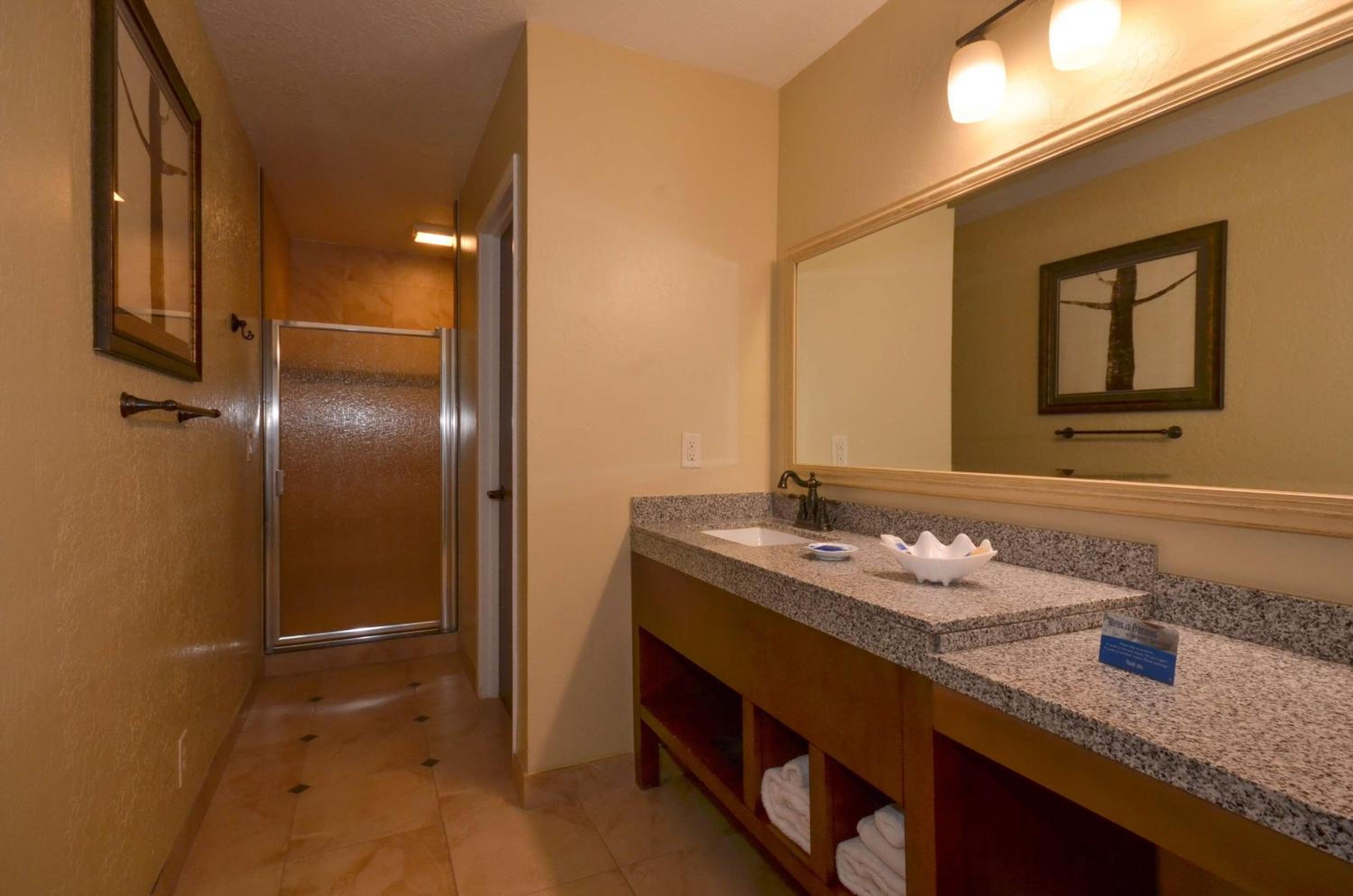 King Room - Non-Smoking - Photo 3