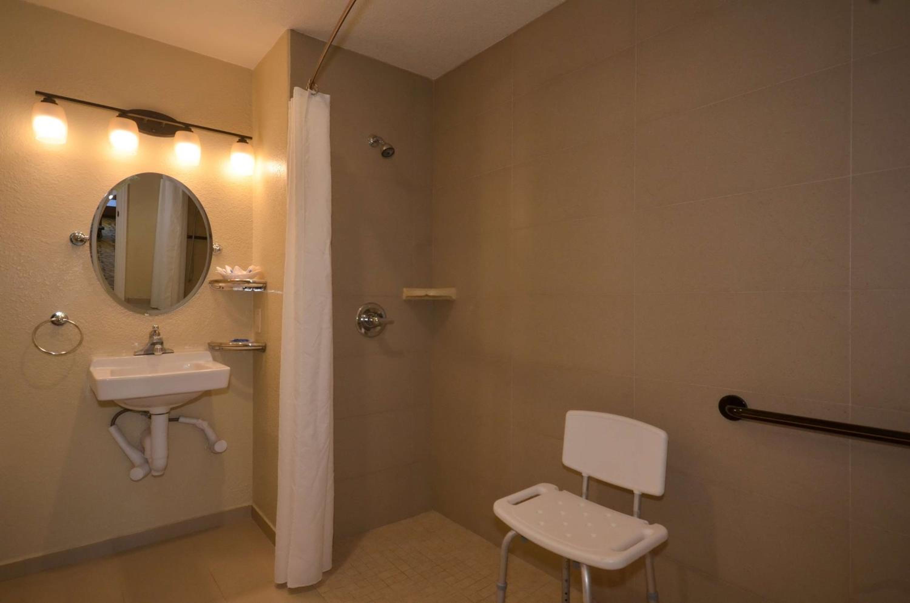 Queen Room-Disability Access - Photo 3