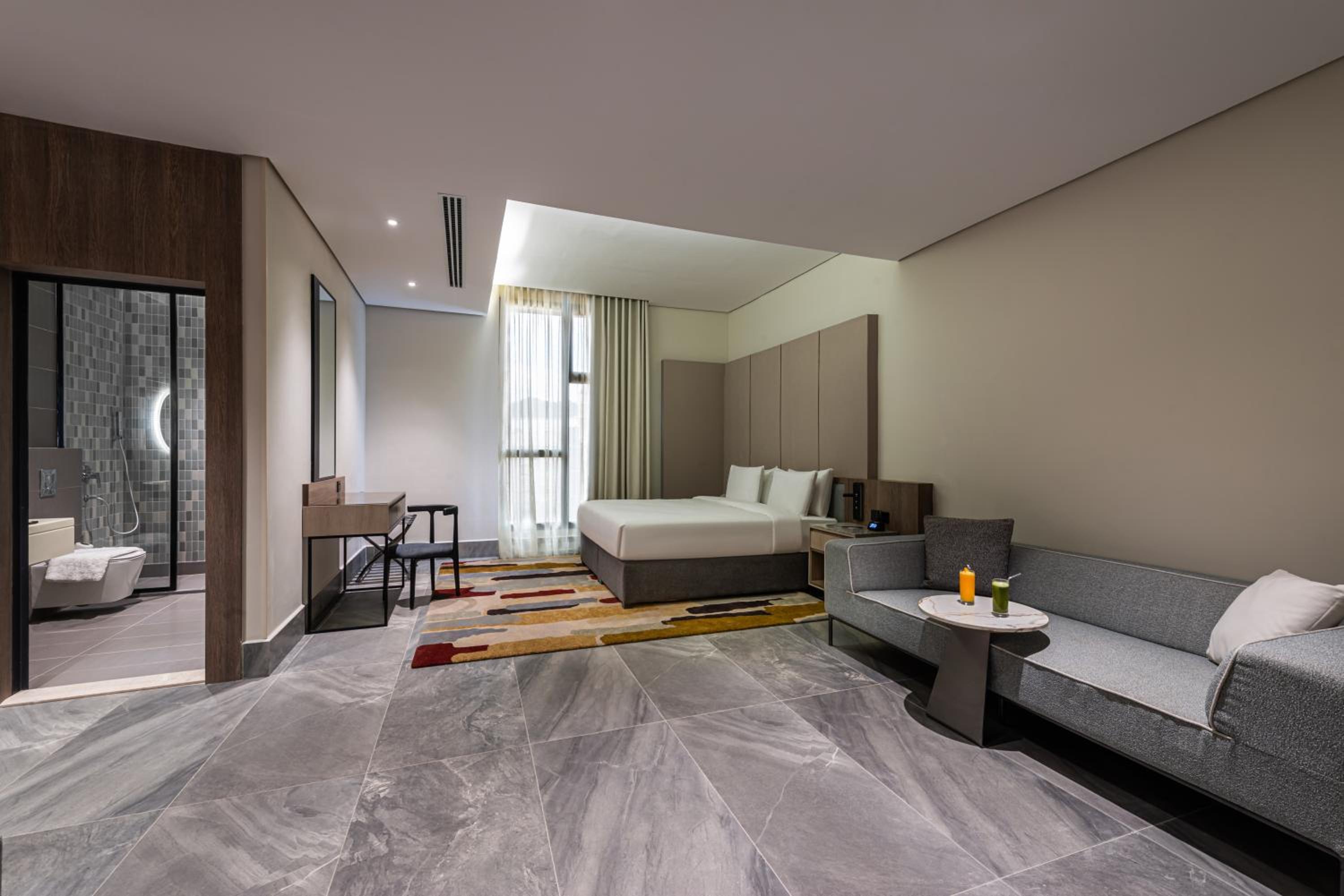 Deluxe King Suite - Photo 4