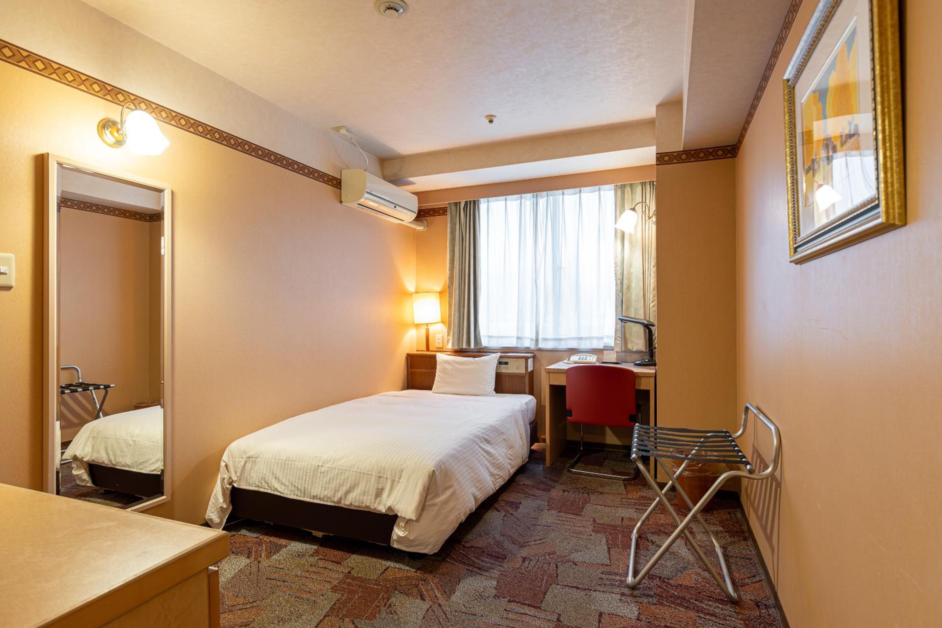 Small Twin Room - Photo 4