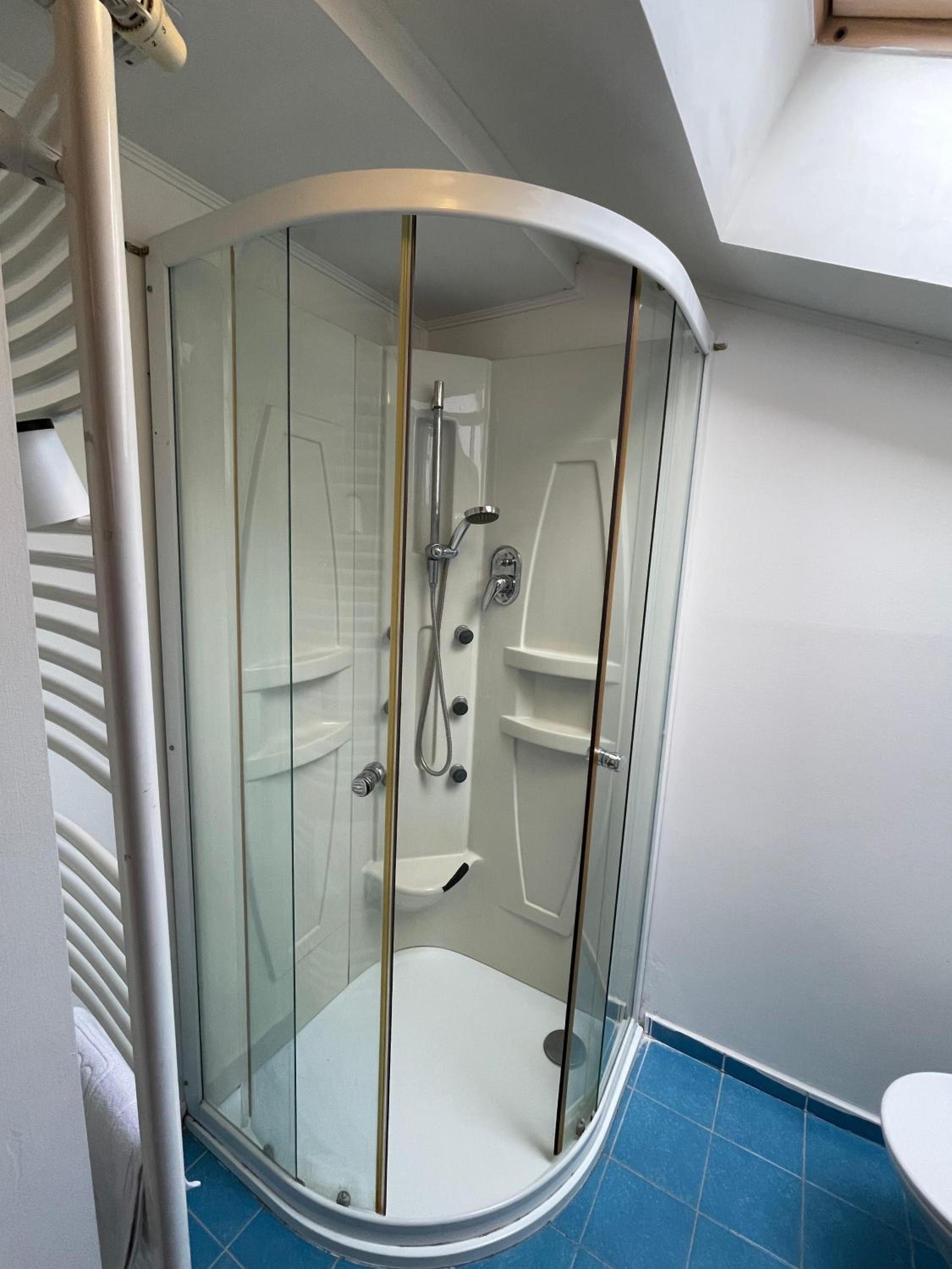 Quadruple Room with Private Bathroom photo 3