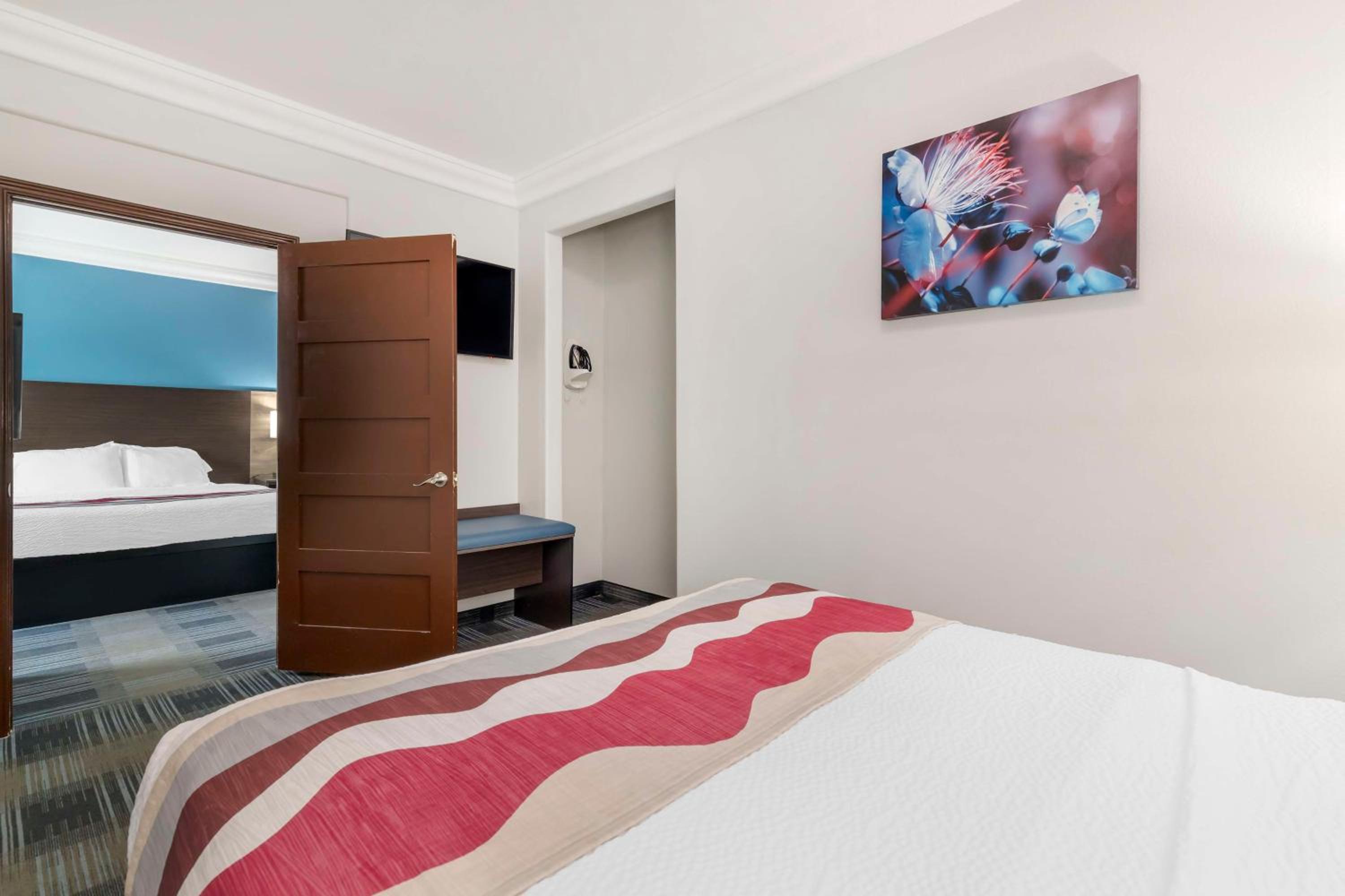 Room with One King and One Queen Bed - Photo 1