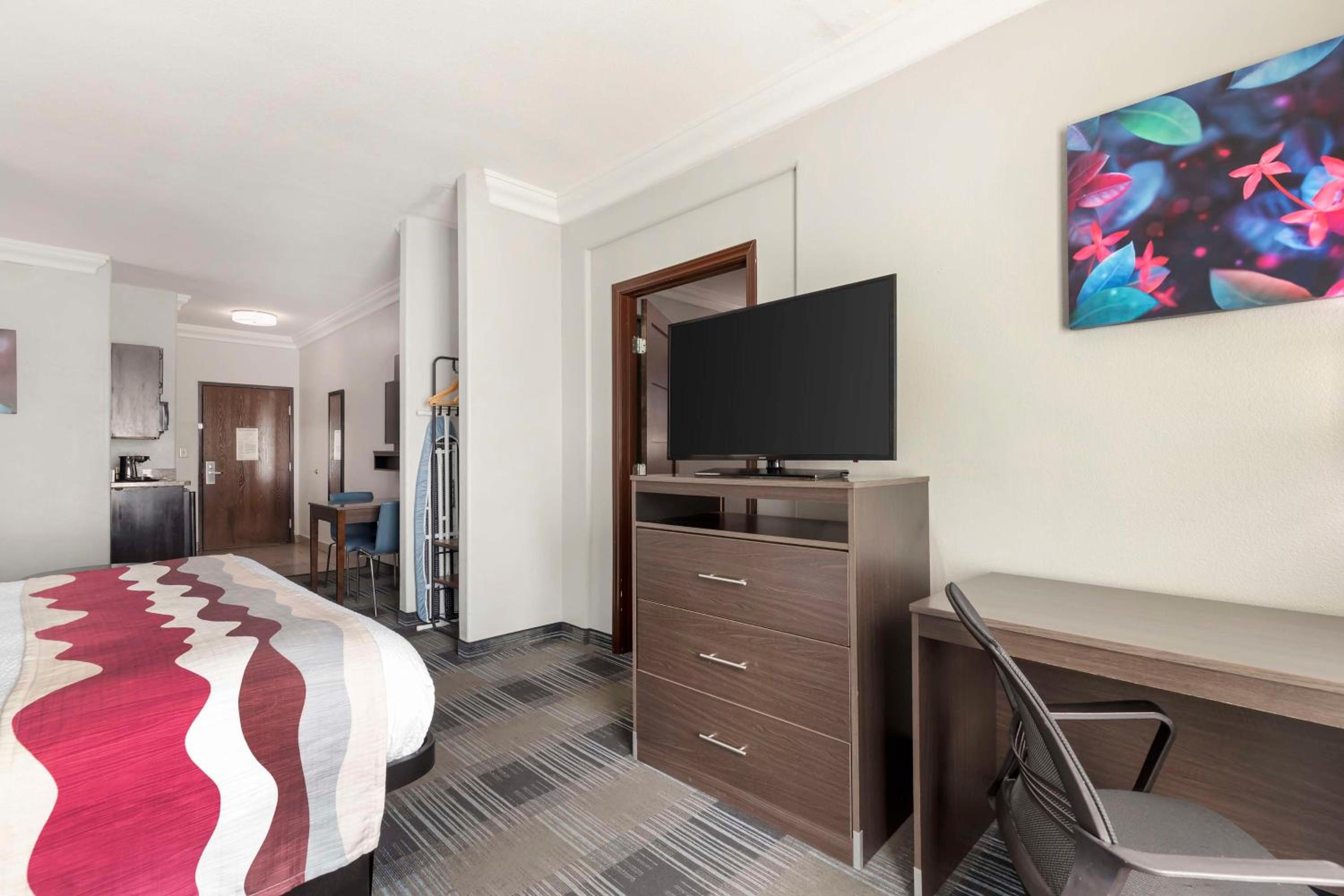 One-Bedroom Suite with One King and One Queen Bed - Photo 6