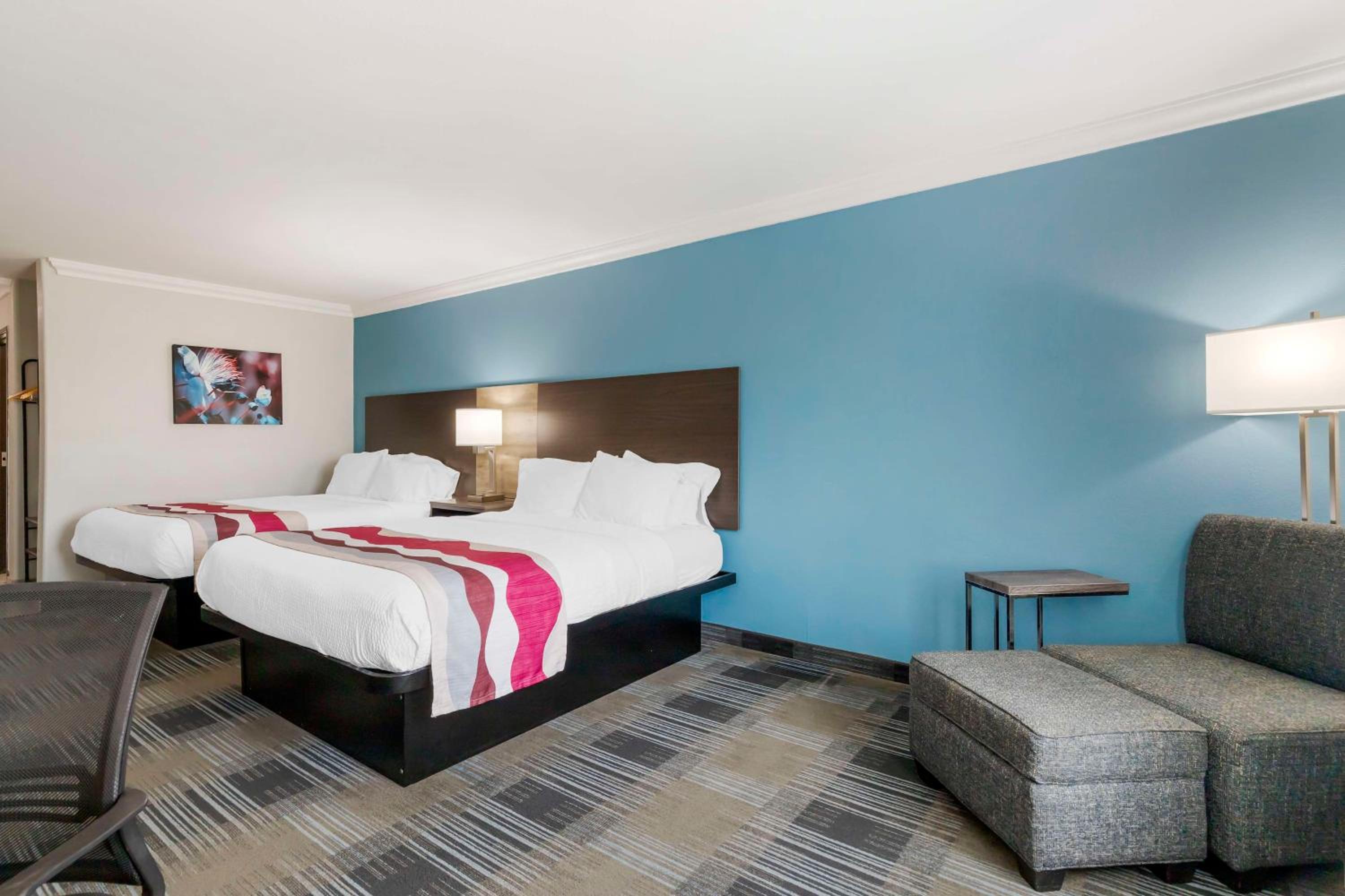 Queen Rooms with Two Queen Beds - Photo 5