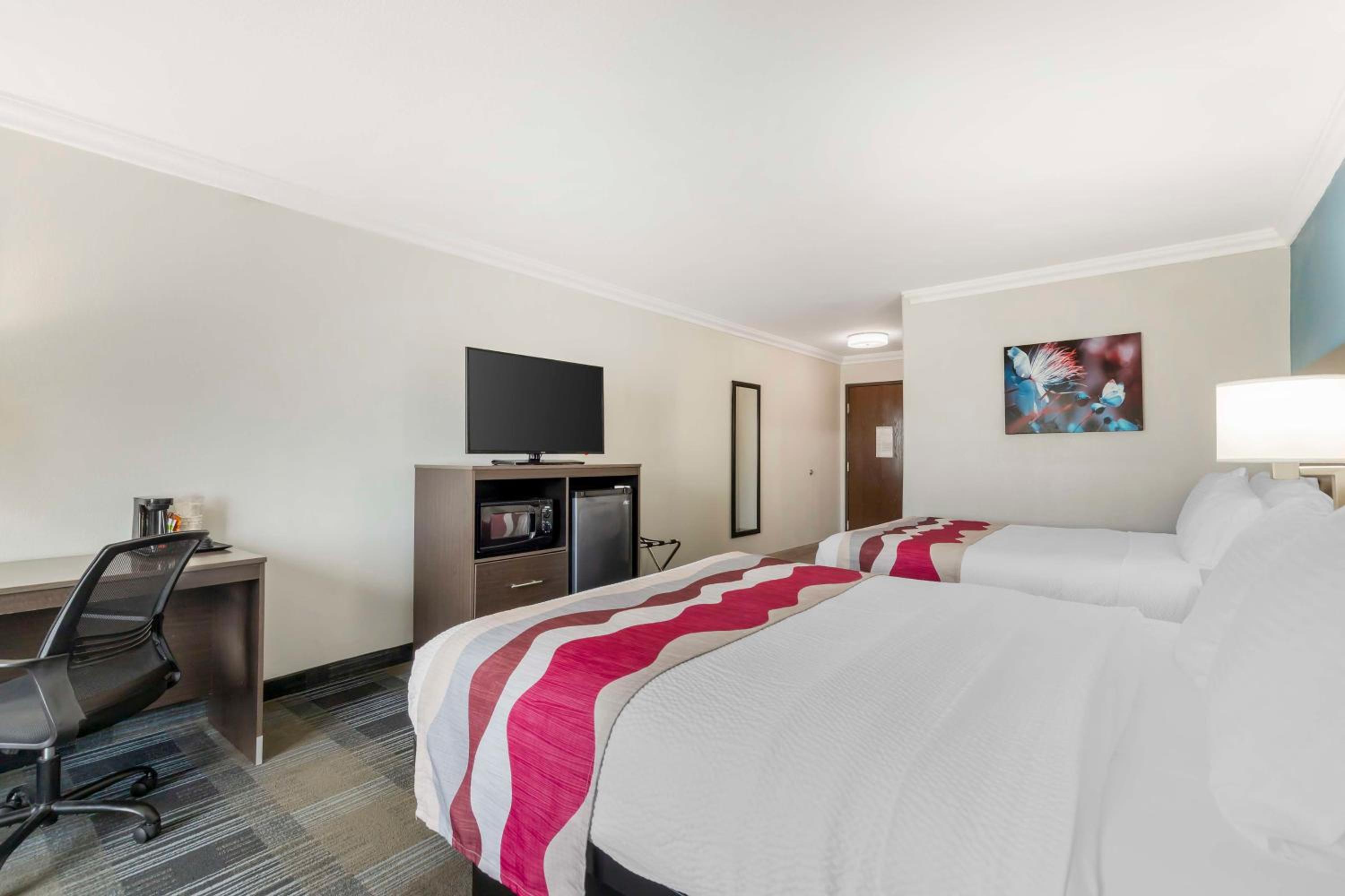 Queen Rooms with Two Queen Beds - Photo 4
