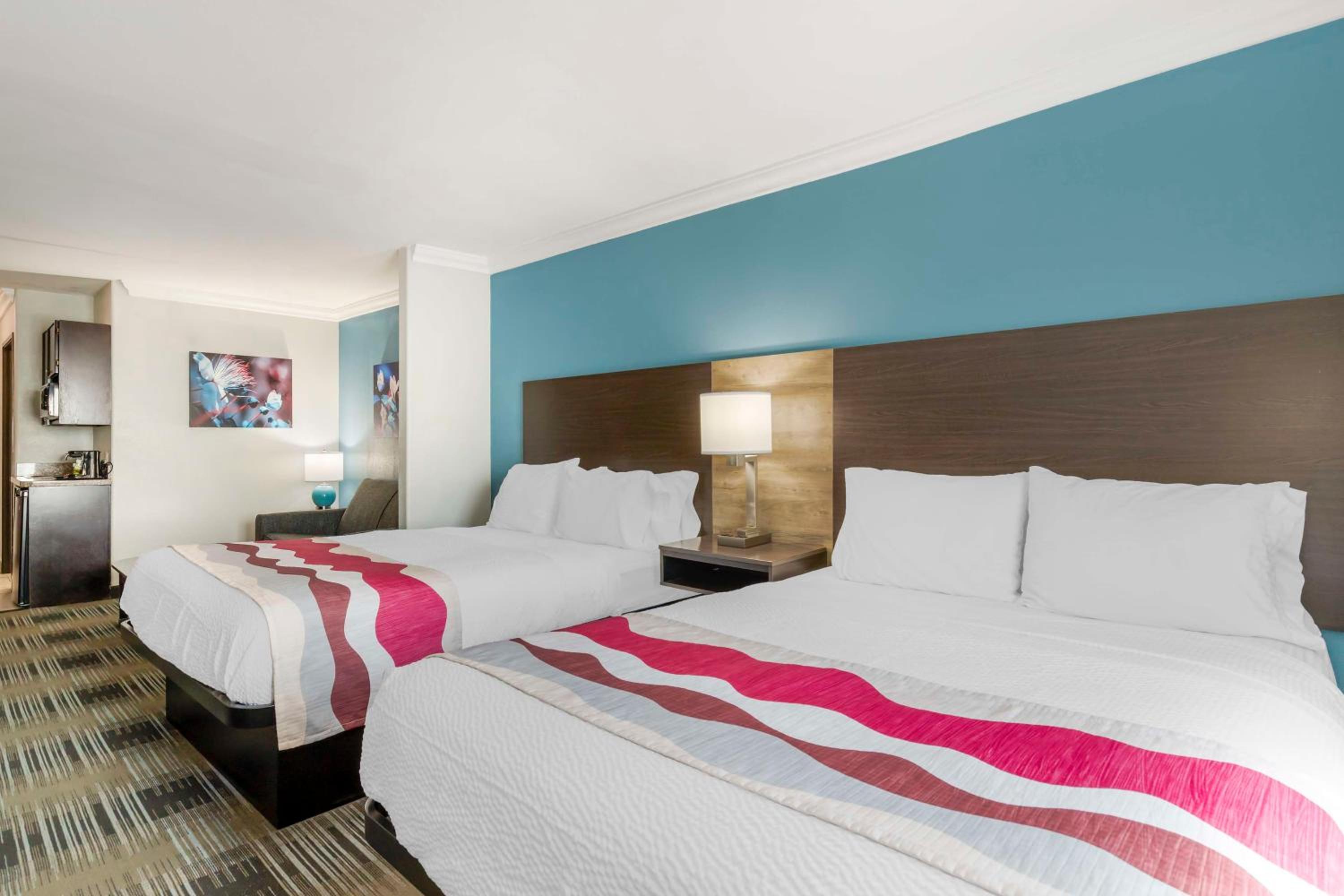 Queen Suite with Two Queen Beds - Photo 5