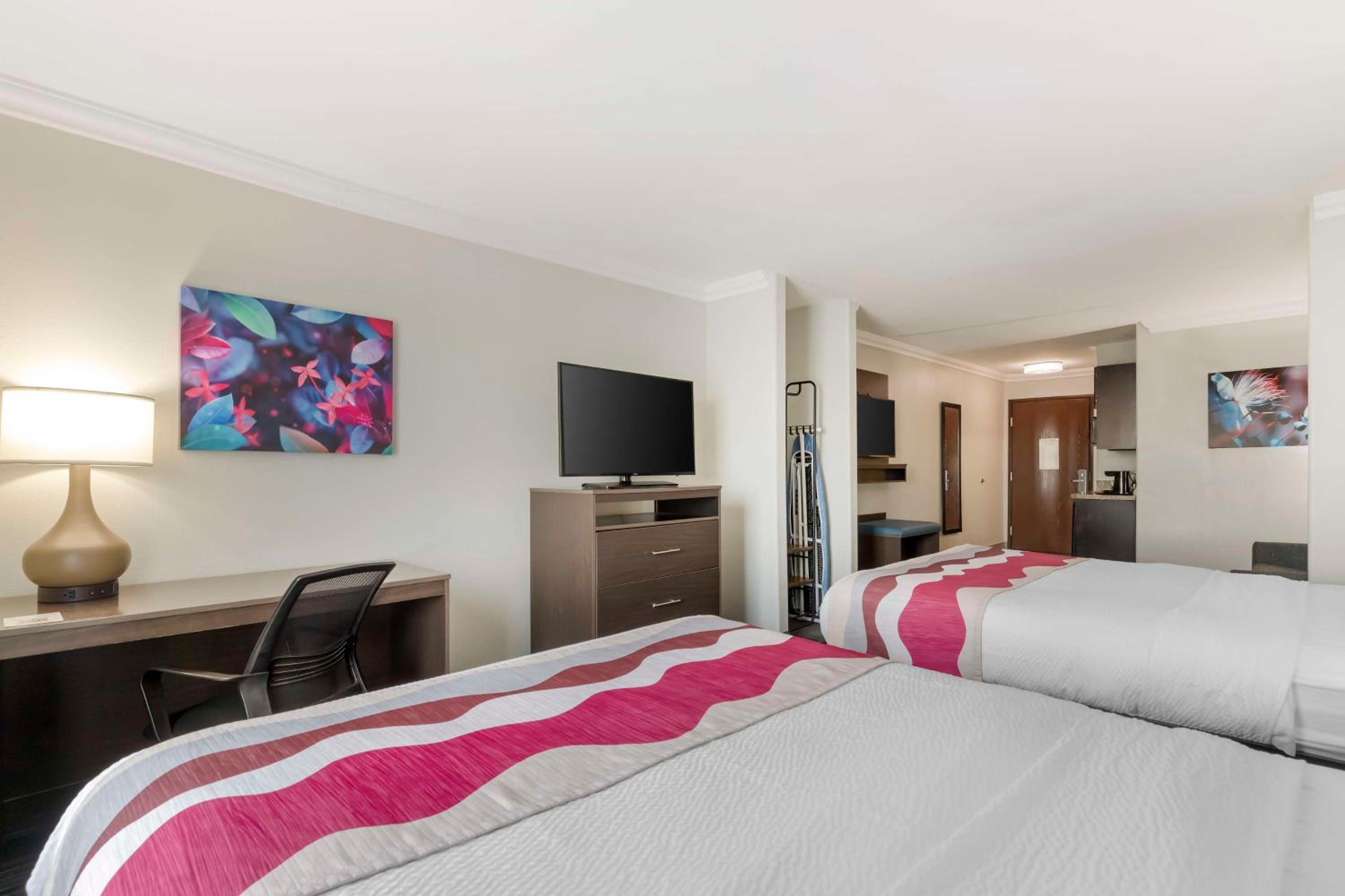 Queen Suite with Two Queen Beds - Photo 4
